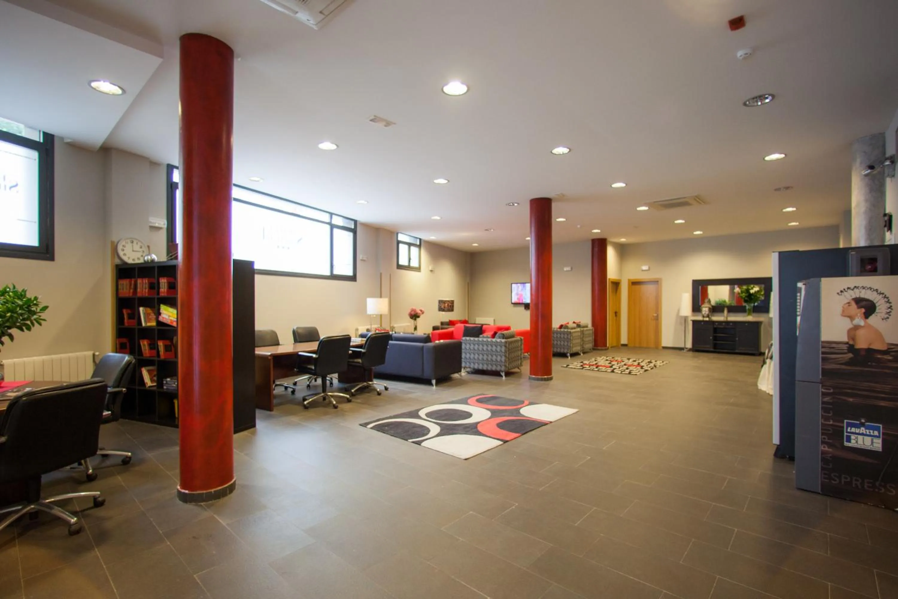 Lounge or bar in Hotel Silken Sirimiri