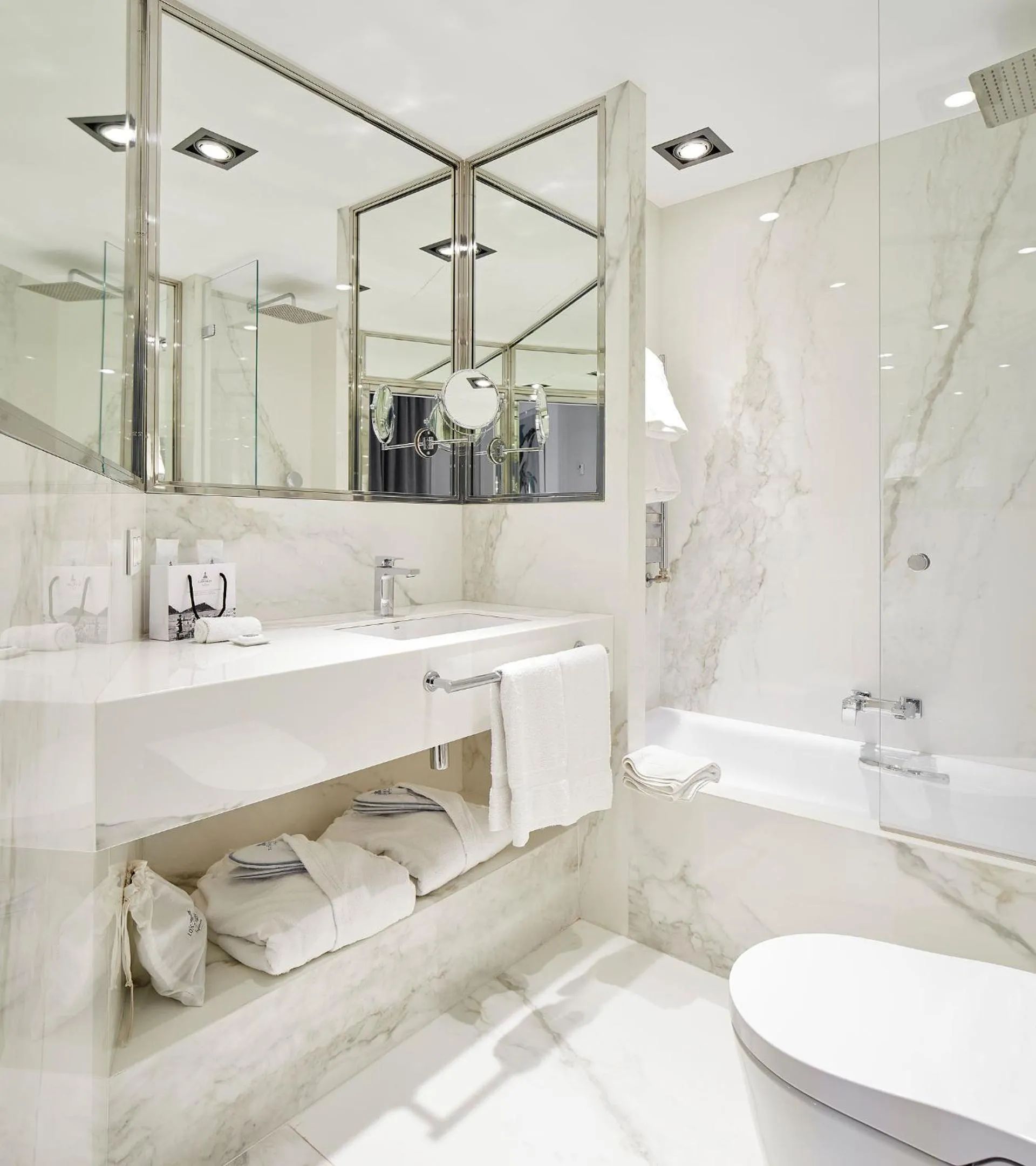 Bathroom in Hotel de Londres y de Inglaterra