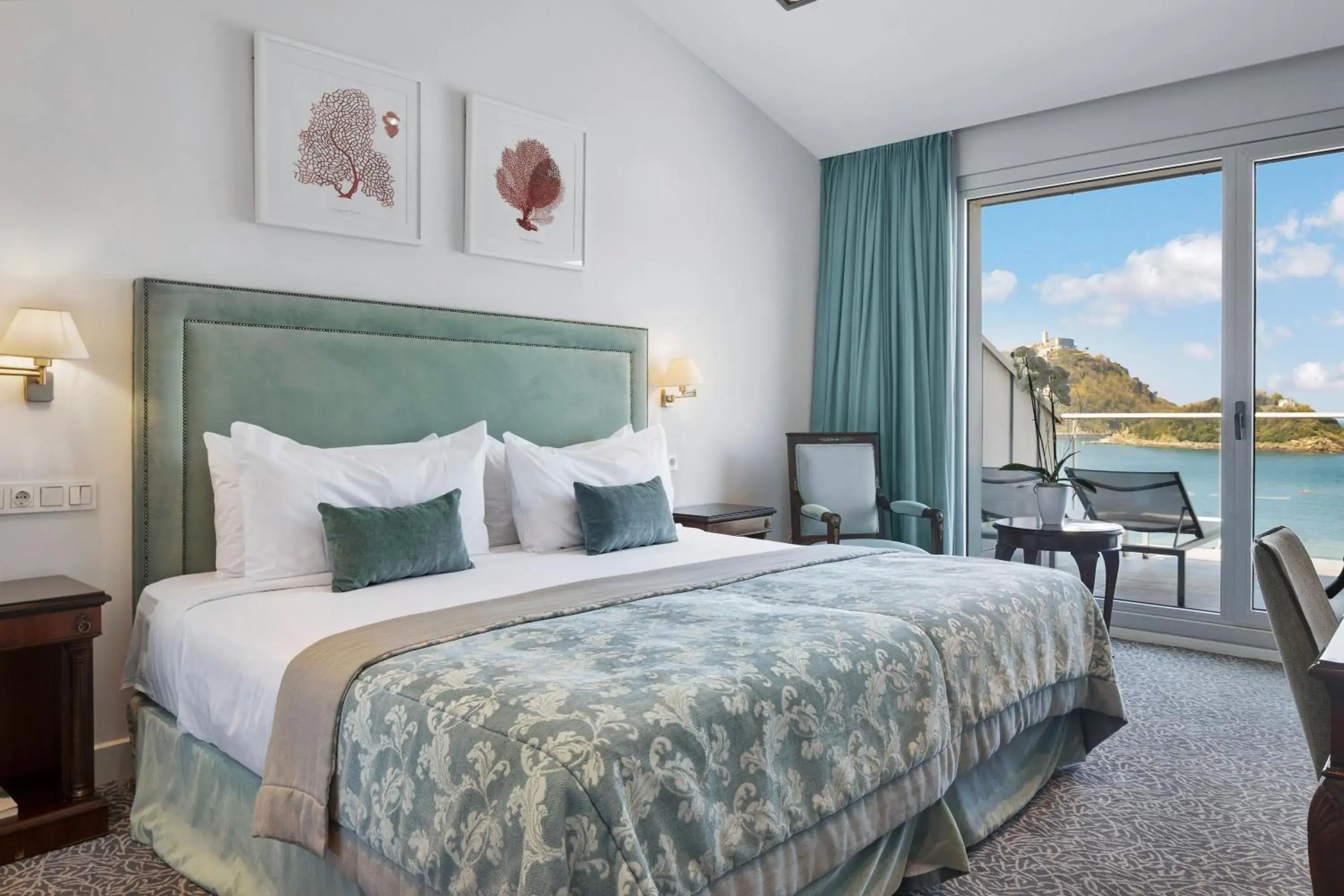 Attic with Terrace and Sea View in Hotel de Londres y de Inglaterra Attic with Terrace and Sea View in Hotel de Londres y de Inglaterra