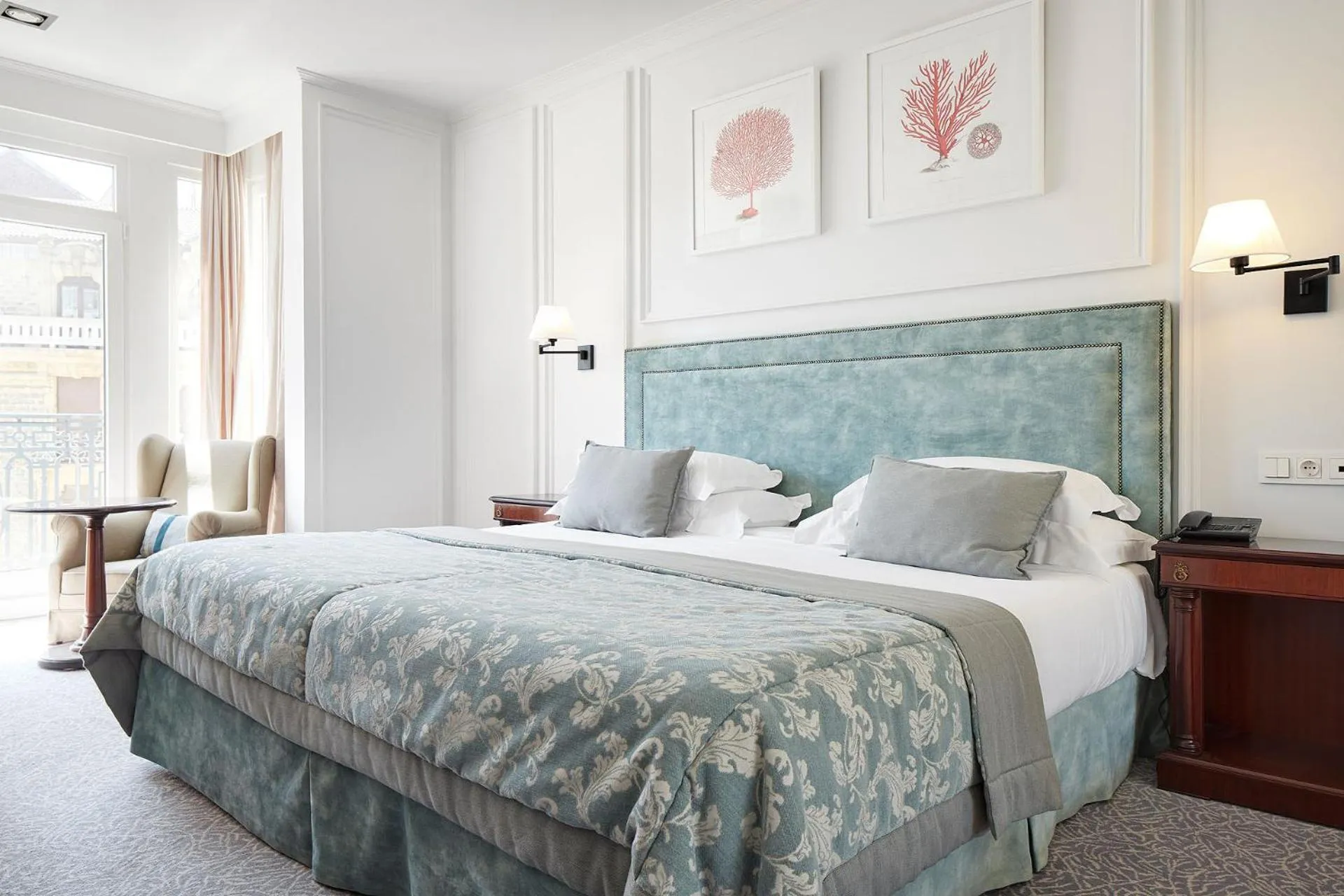 Photo of the whole room, Bed in Hotel de Londres y de Inglaterra