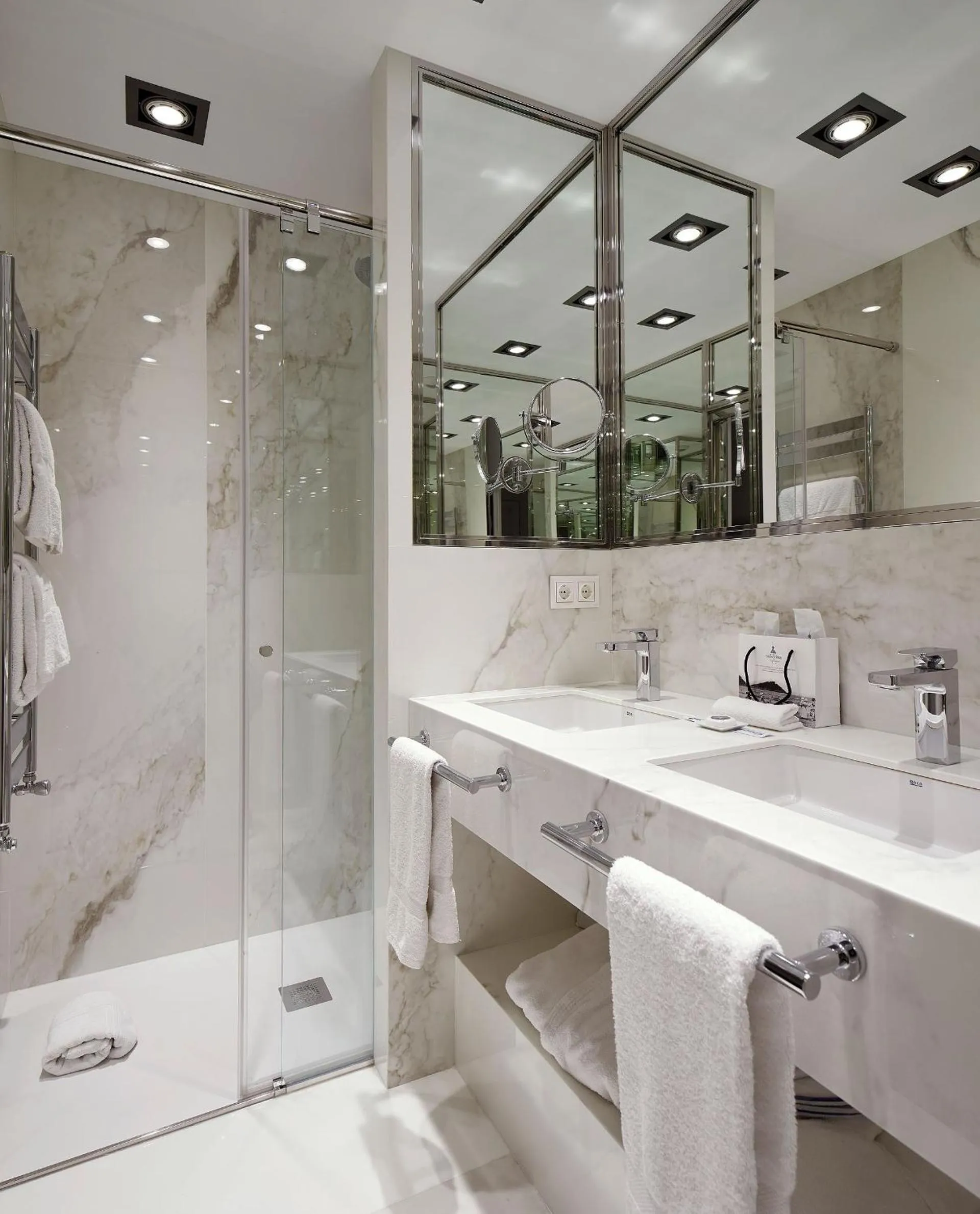 Bathroom in Hotel de Londres y de Inglaterra