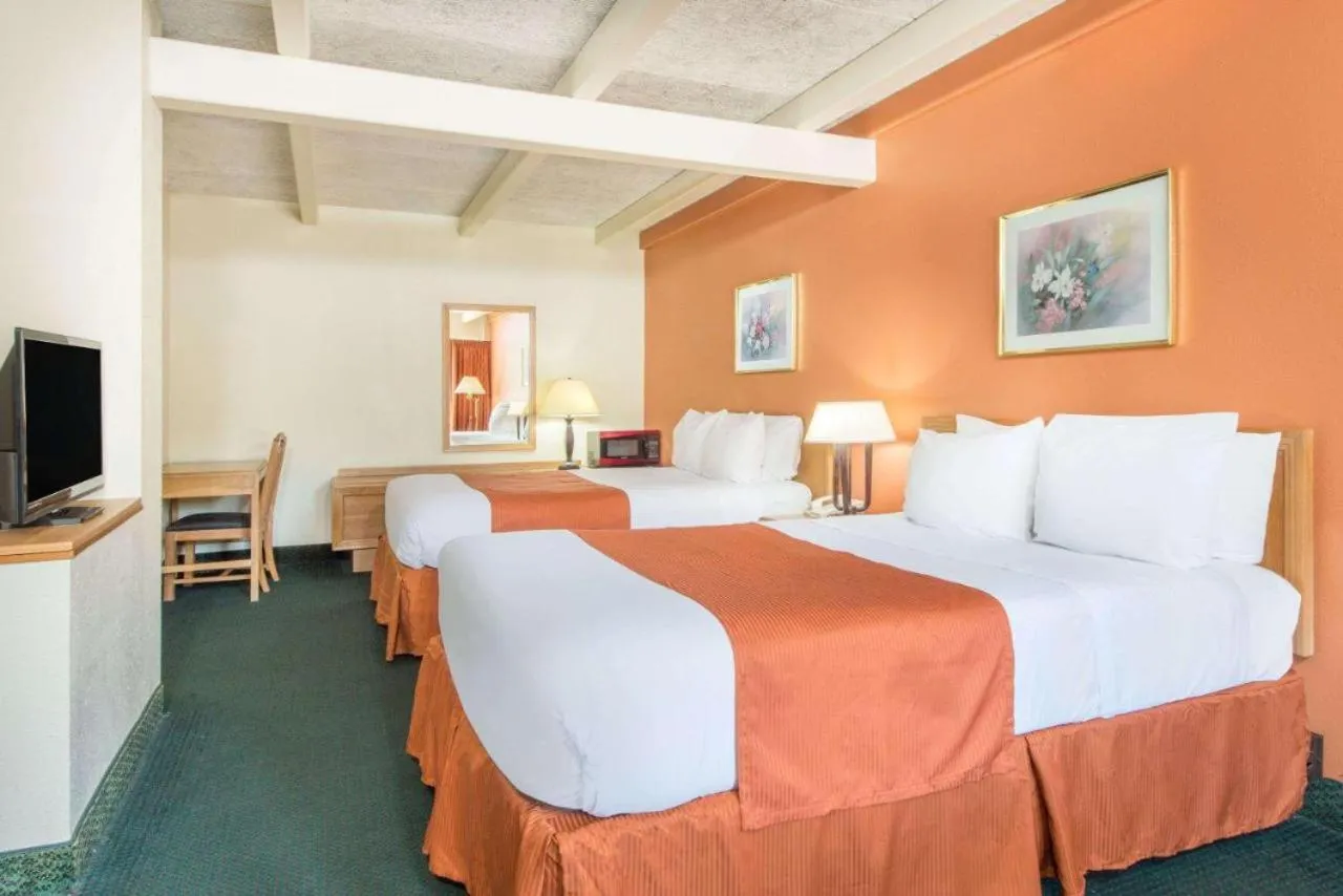 Bed in Haven Inn & Suites St Louis Hazelwood - Airport North