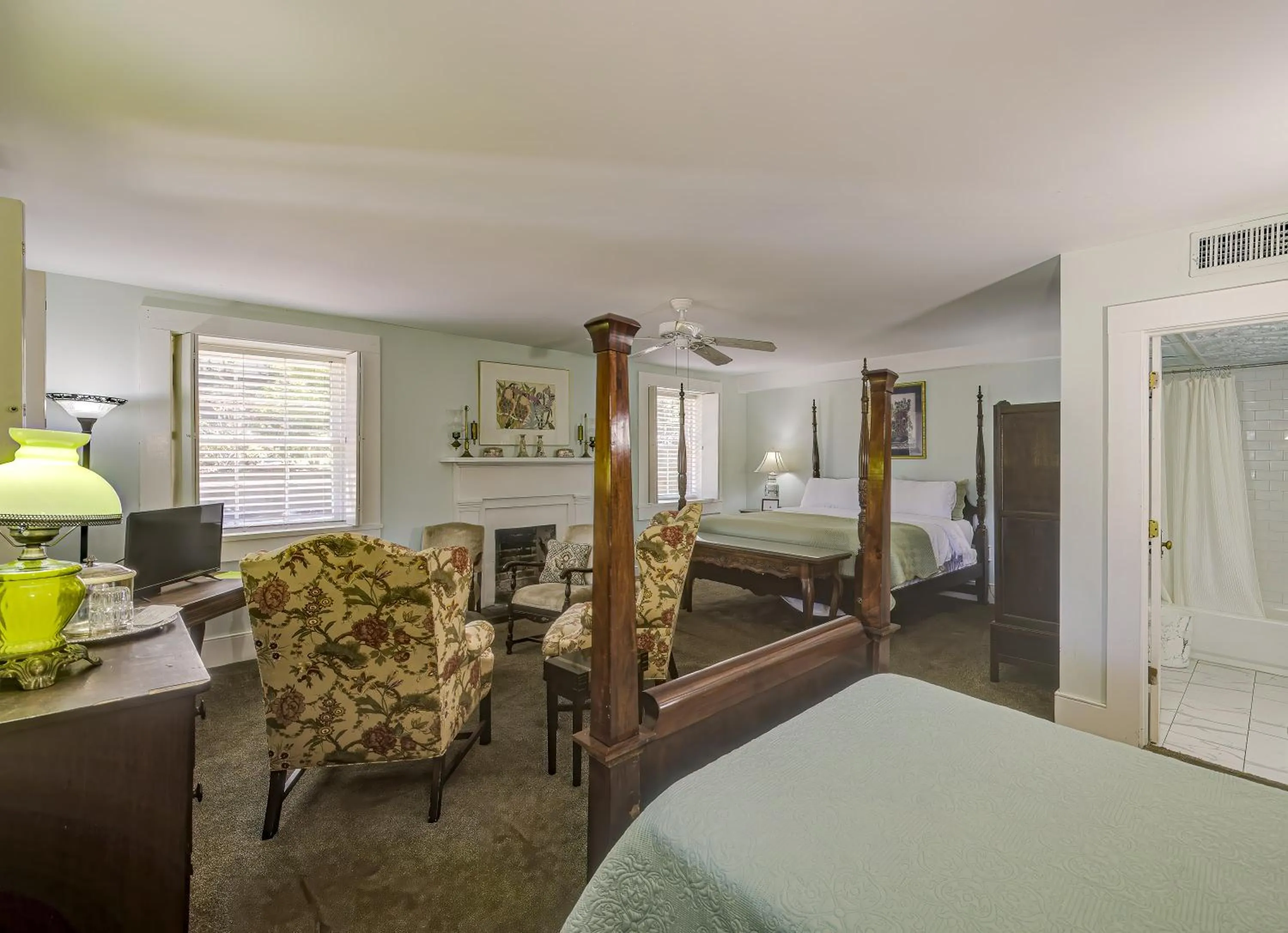 Photo of the whole room, Bed in The Duff Green Mansion