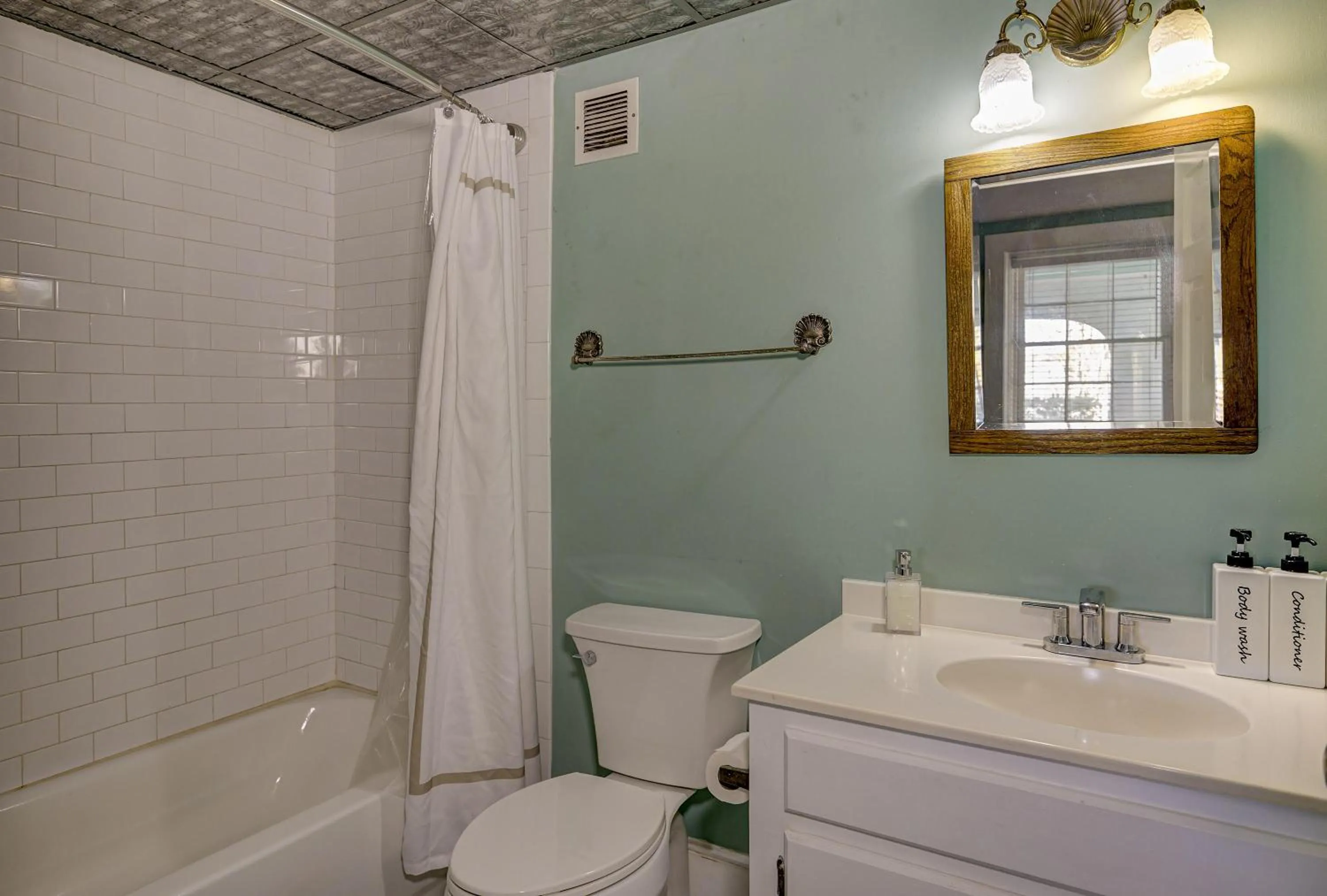 Bathroom in The Duff Green Mansion