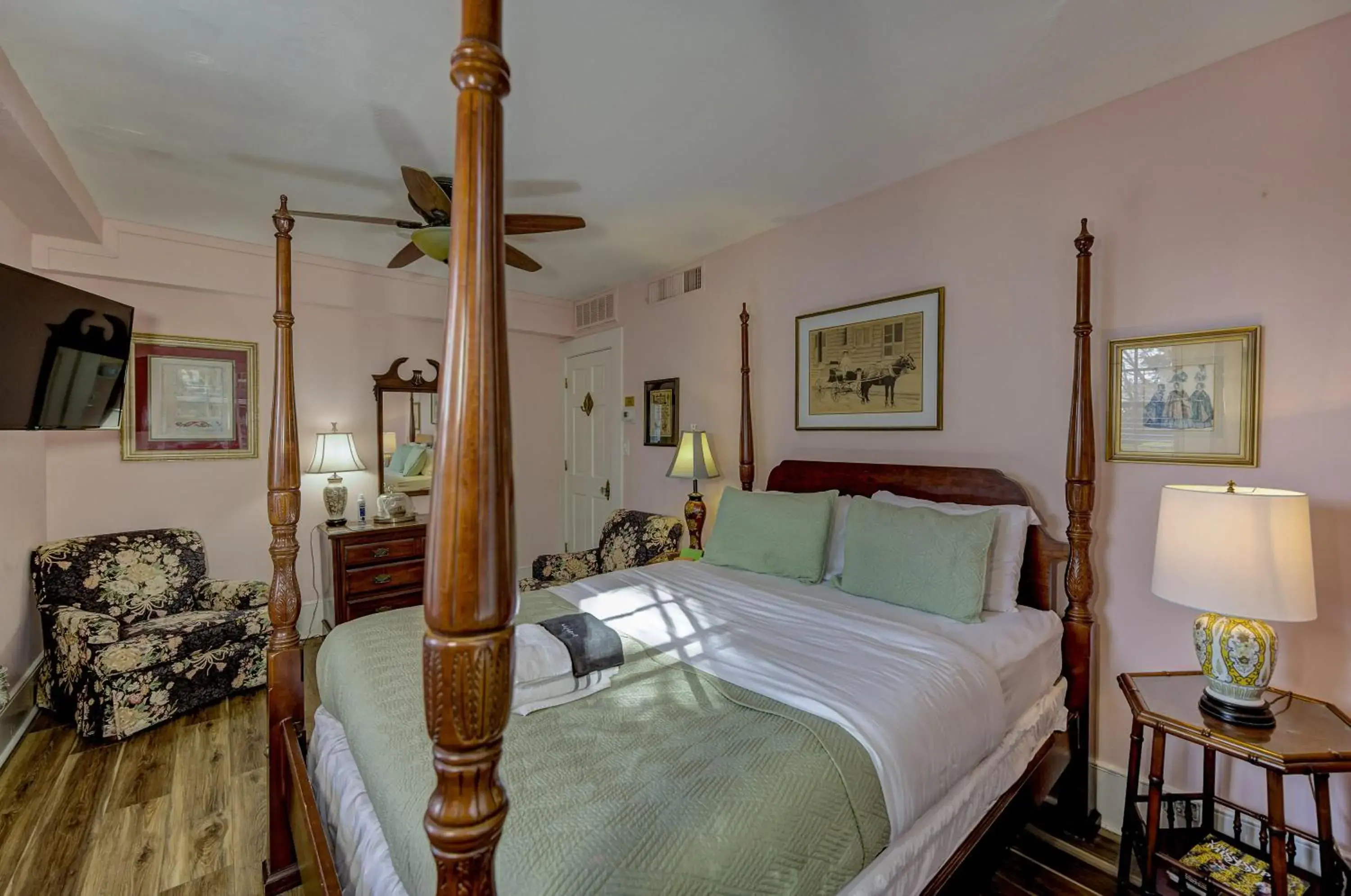 Standard Queen Room in The Duff Green Mansion Standard Queen Room in The Duff Green Mansion