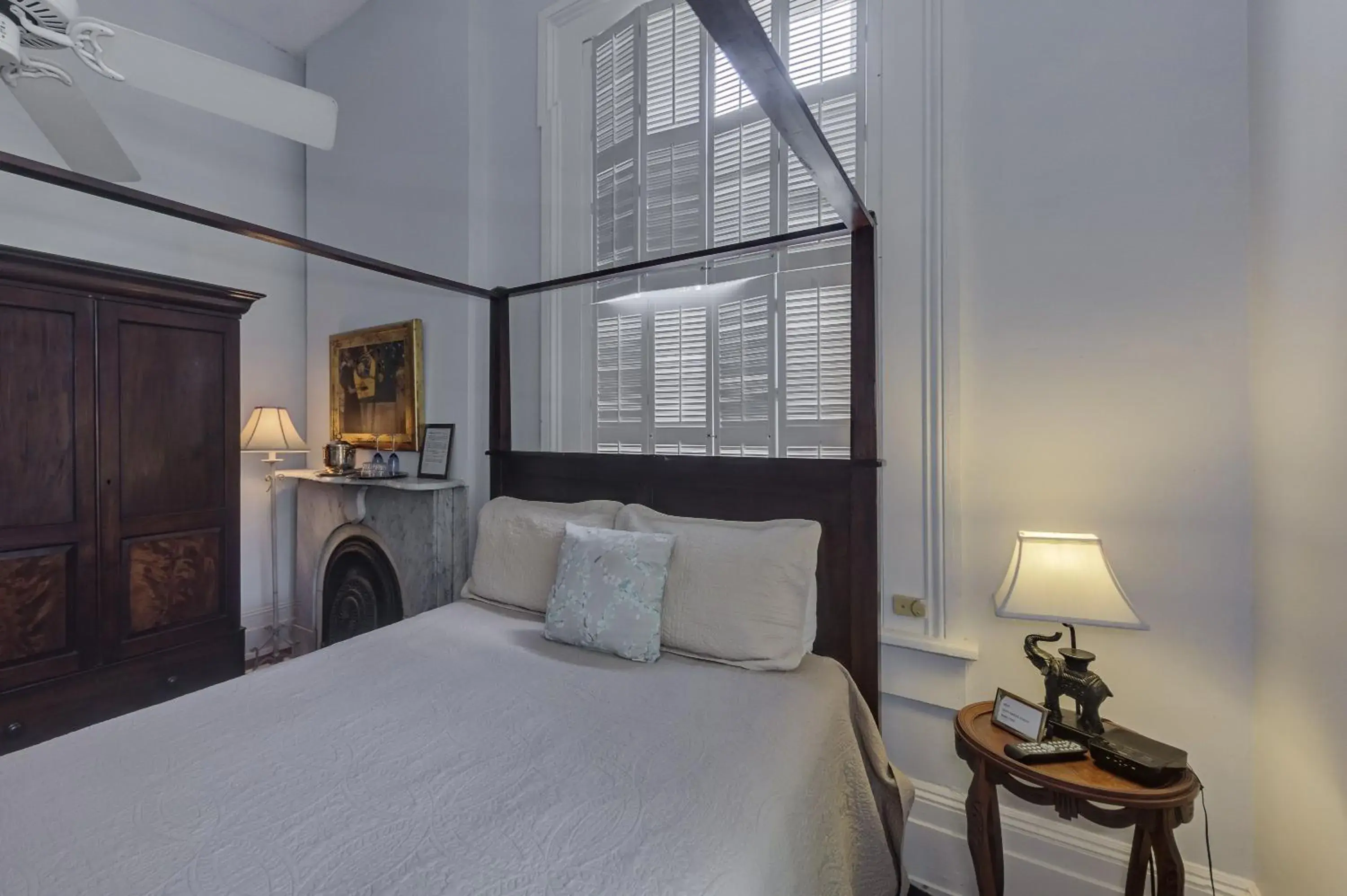 Queen Room in The Duff Green Mansion Queen Room in The Duff Green Mansion