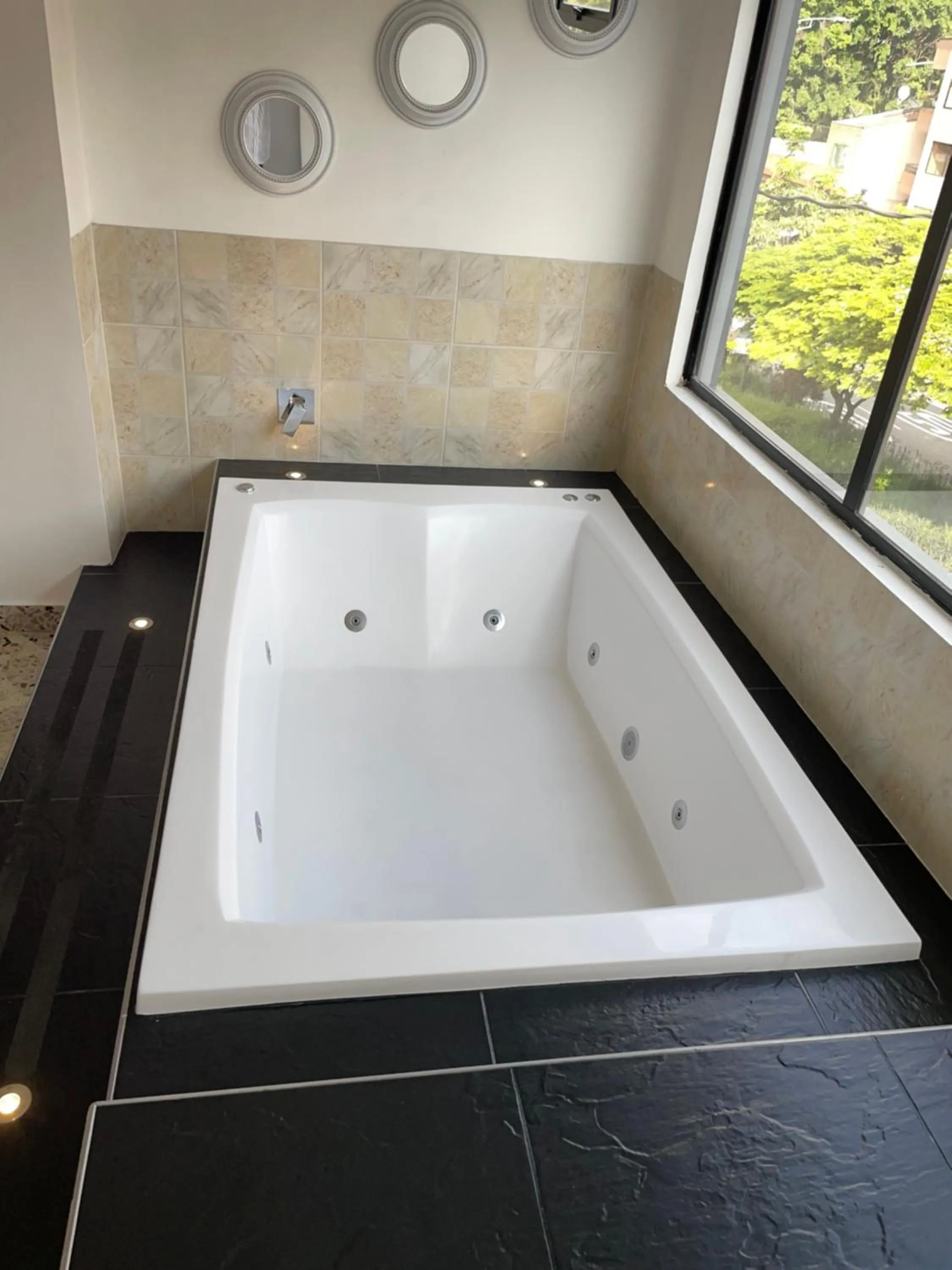 Hot Tub in Hotel Ofix