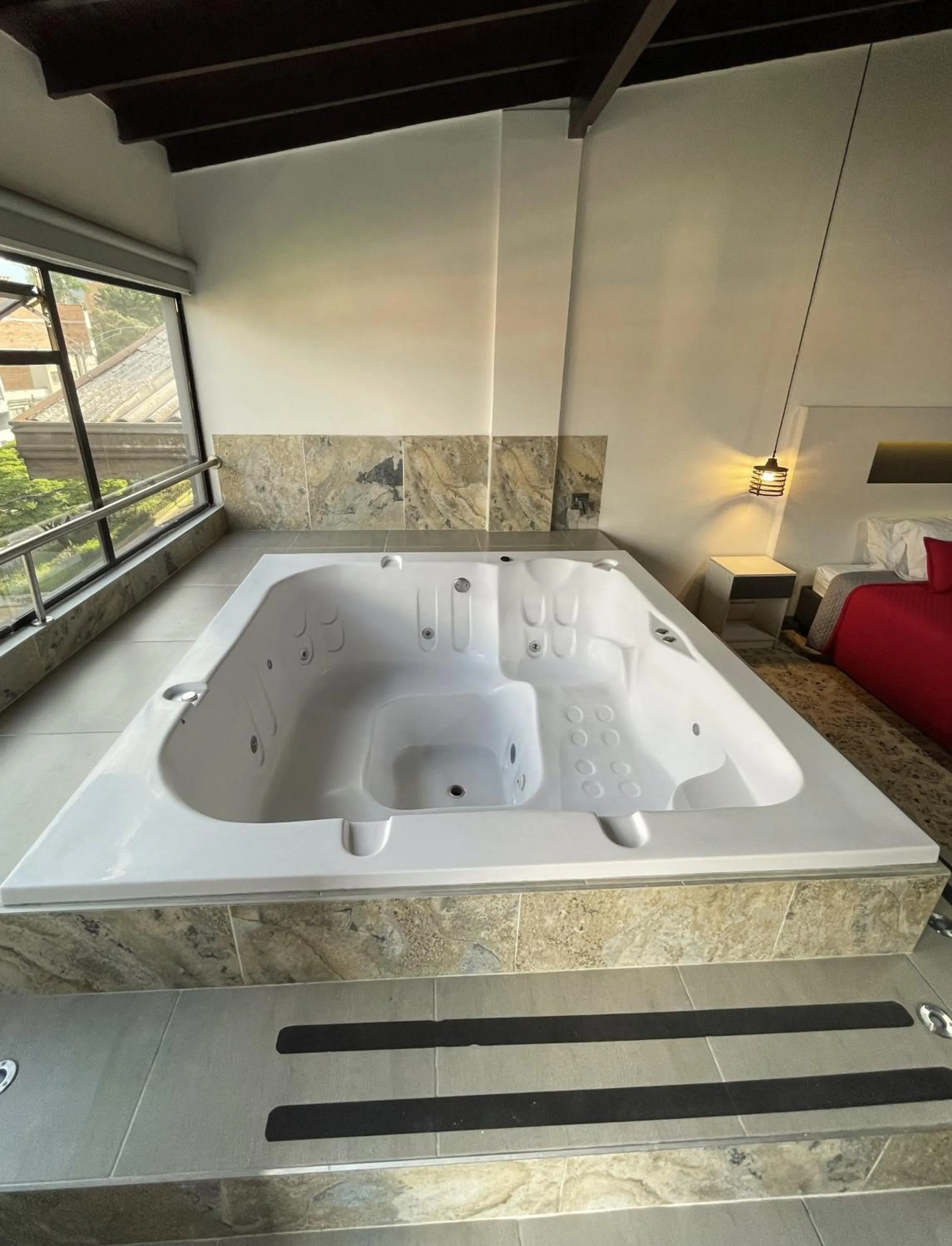 Hot Tub in Hotel Ofix