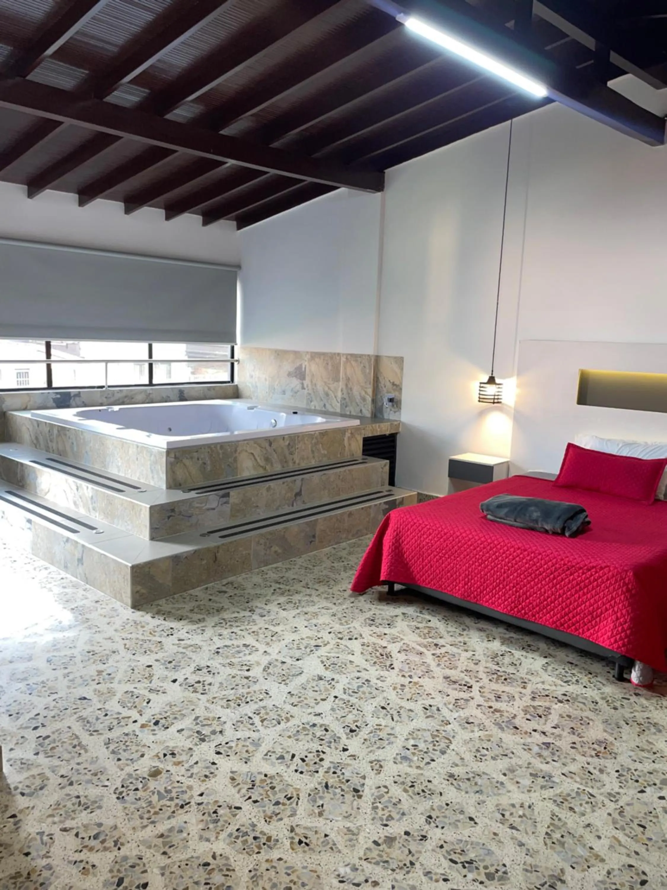 Hot Tub, Bed in Hotel Ofix