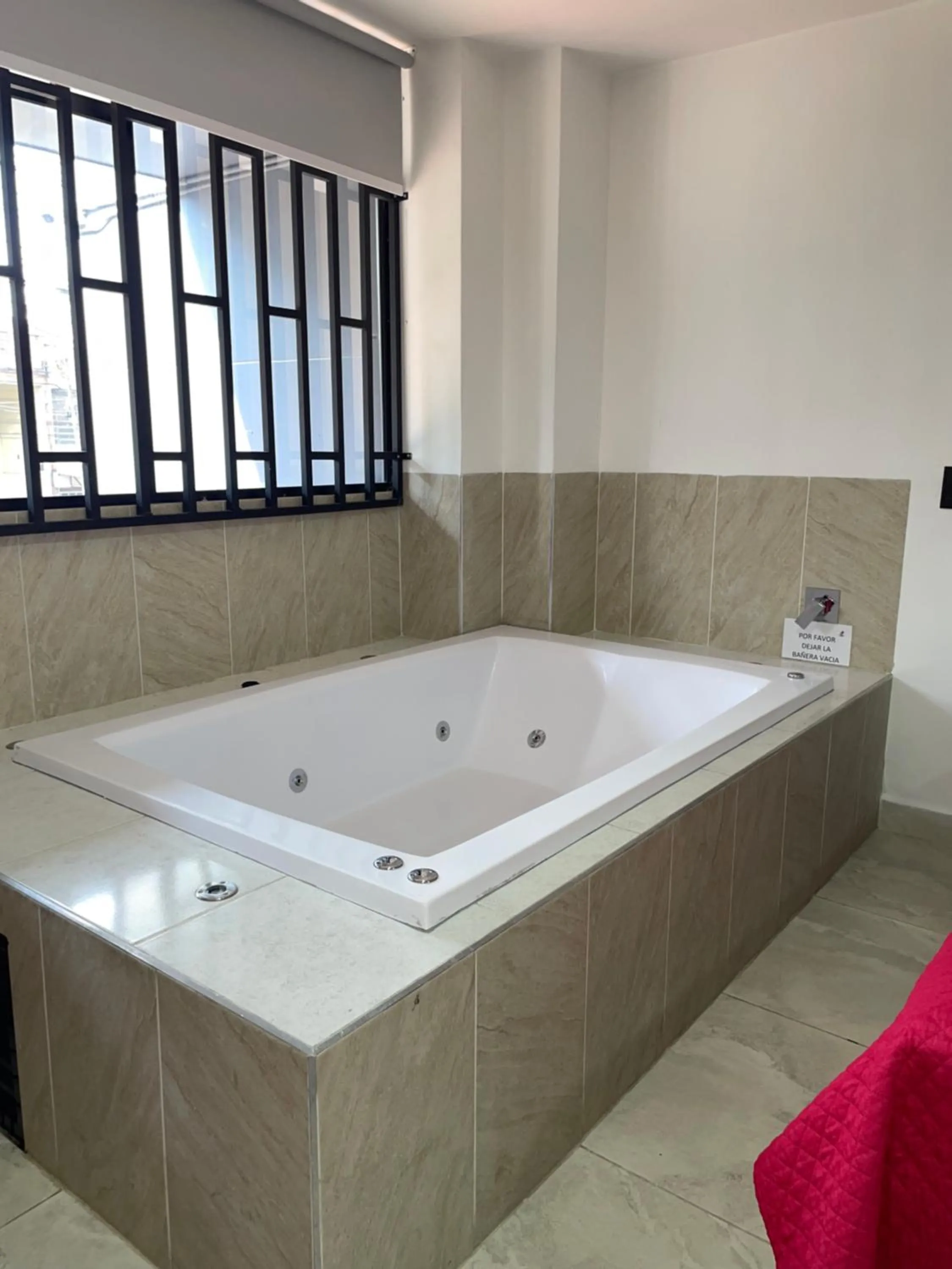 Hot Tub in Hotel Ofix