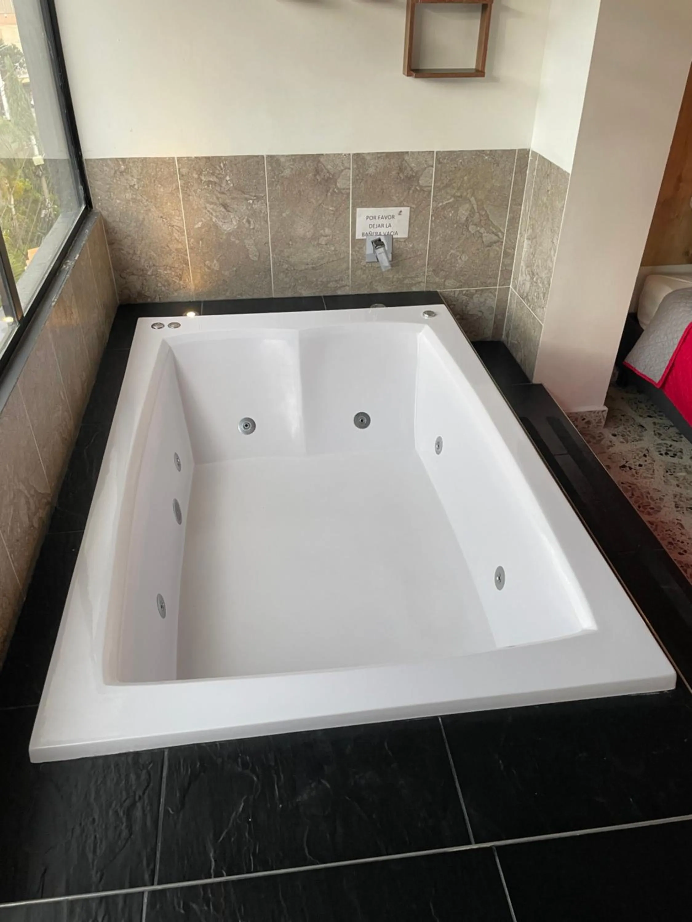 Hot Tub in Hotel Ofix
