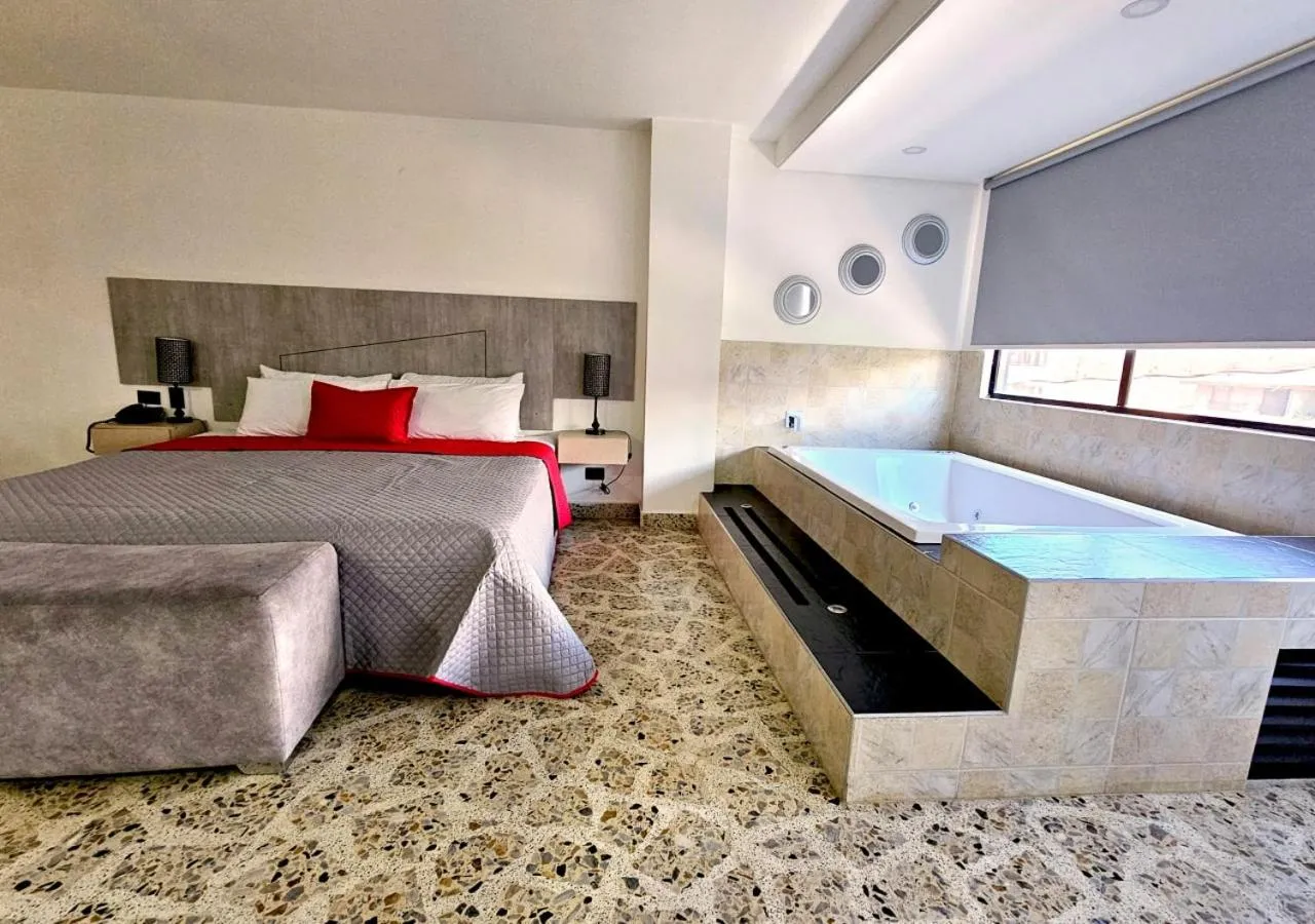 Hot Tub, Bed in Hotel Ofix