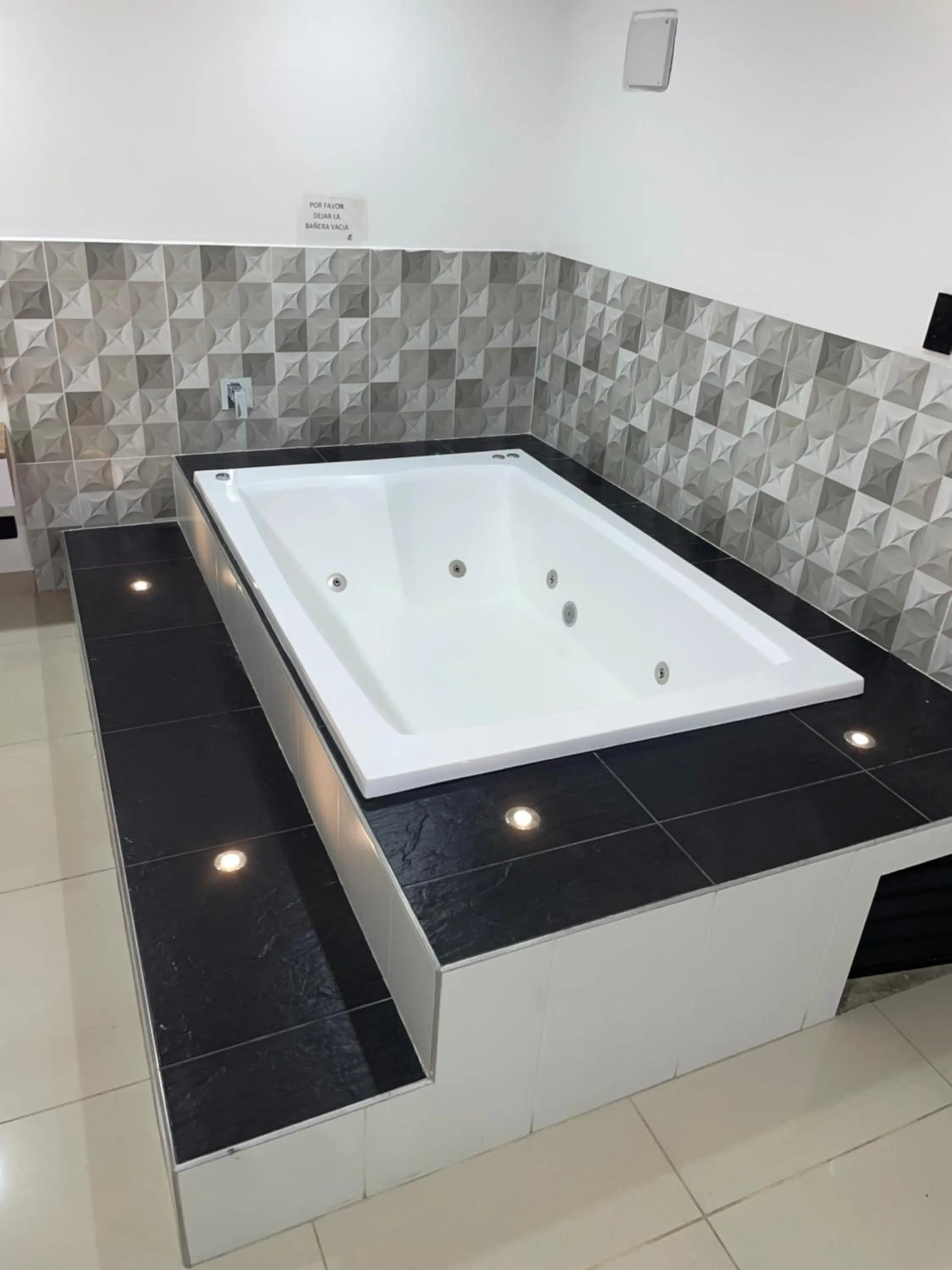 Hot Tub in Hotel Ofix