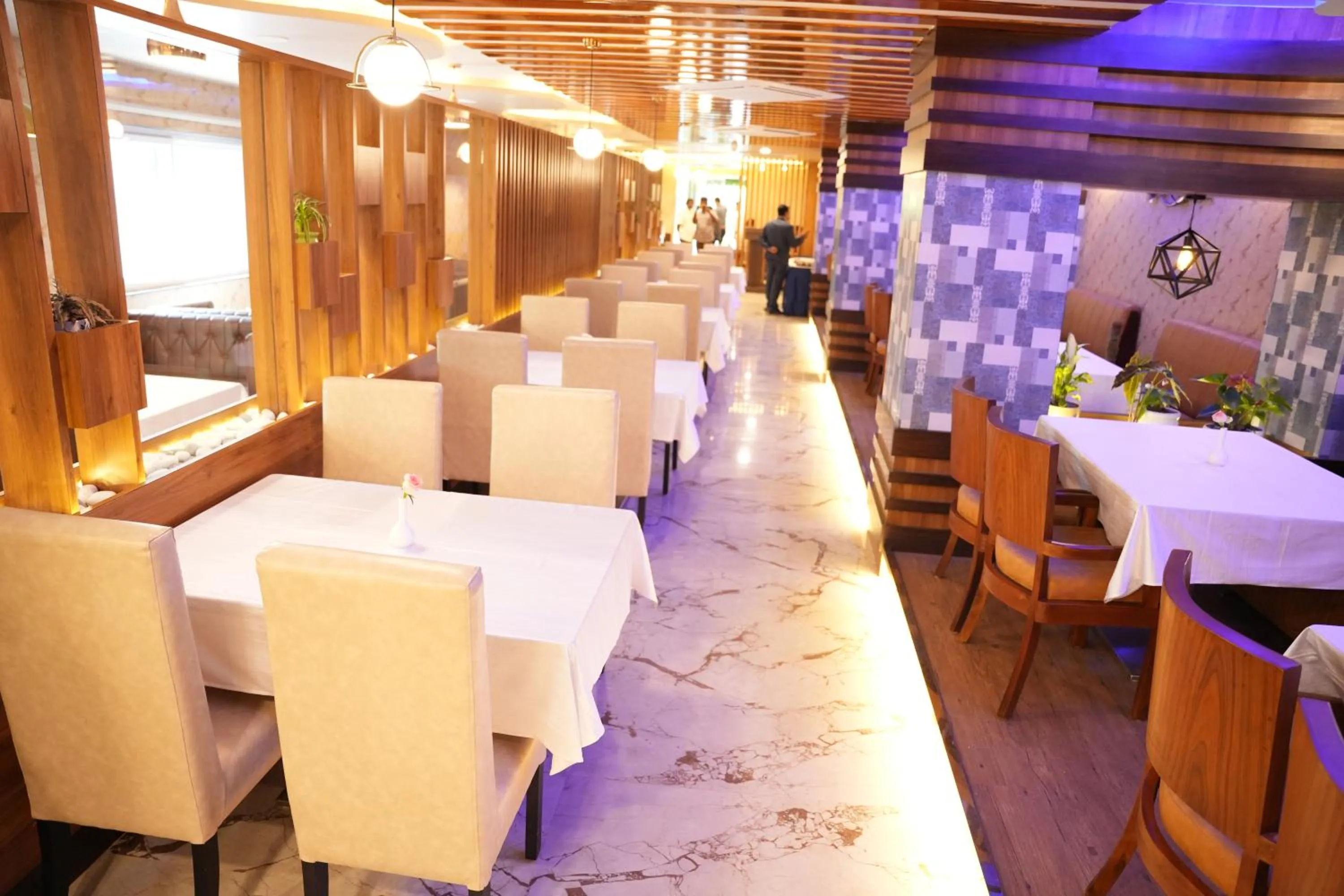 Restaurant/places to eat in Hotel EDEN