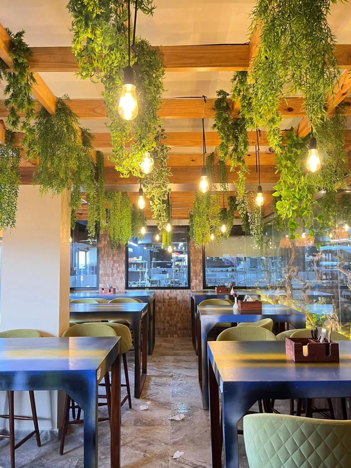 Restaurant/places to eat in Hotel EDEN