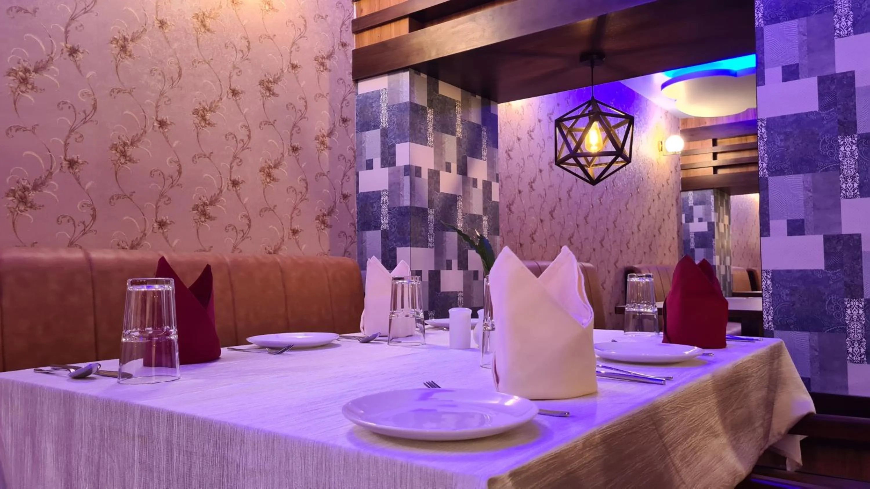 Restaurant/places to eat in Hotel EDEN