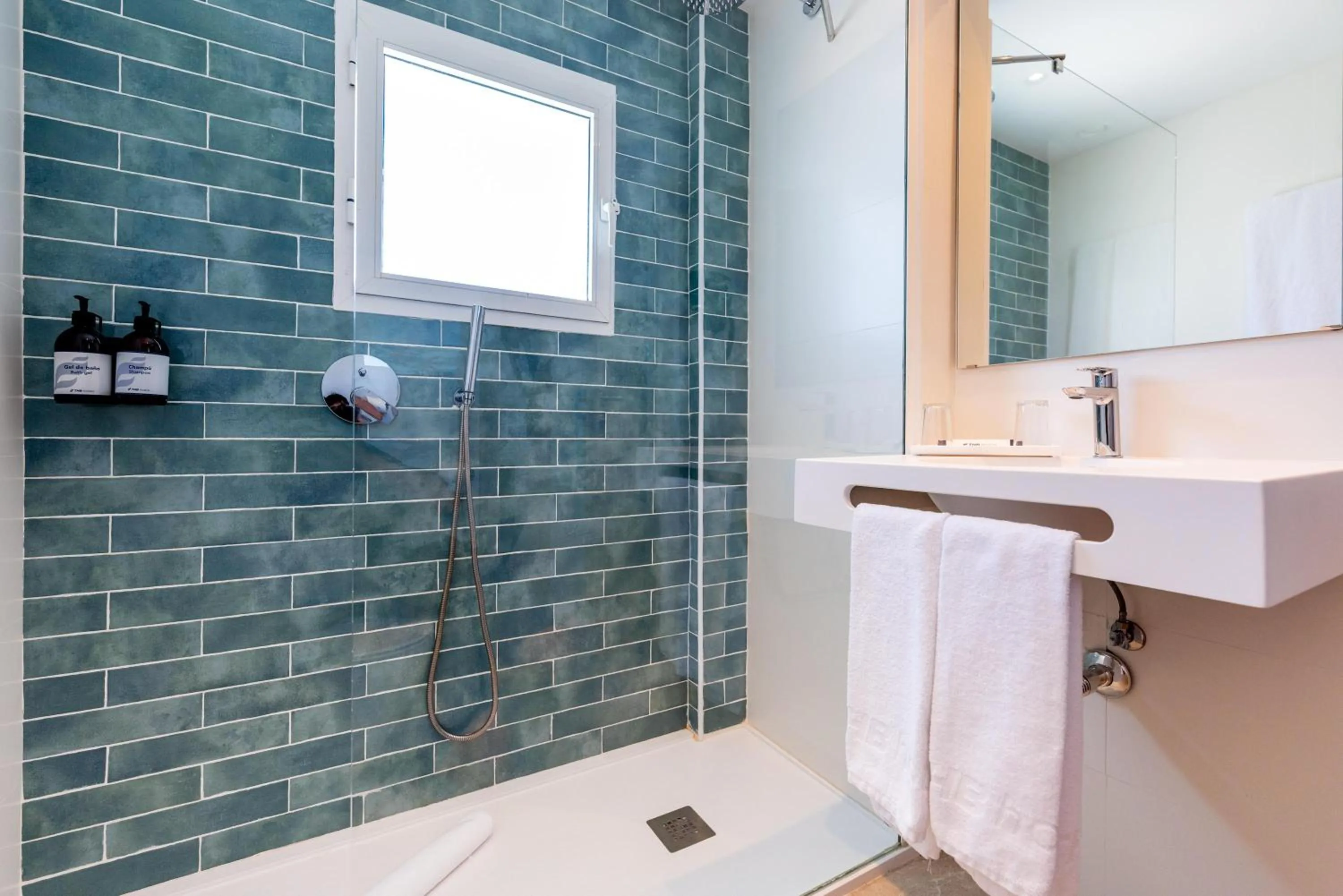 Shower in THB San Fermín