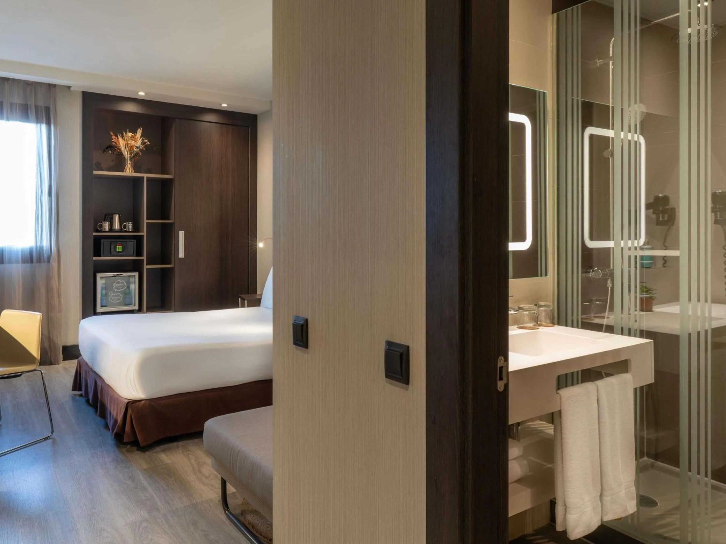 Bedroom, Bed in Novotel Madrid Center