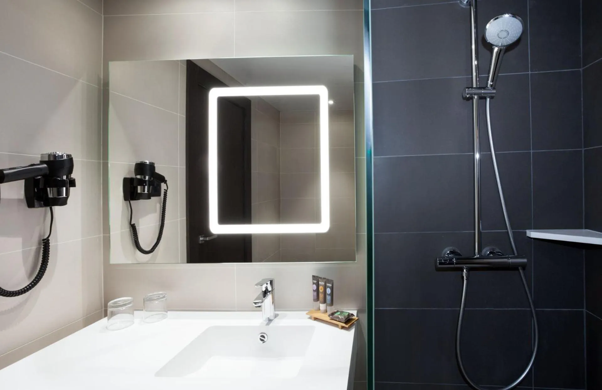 Shower in Novotel Madrid Center