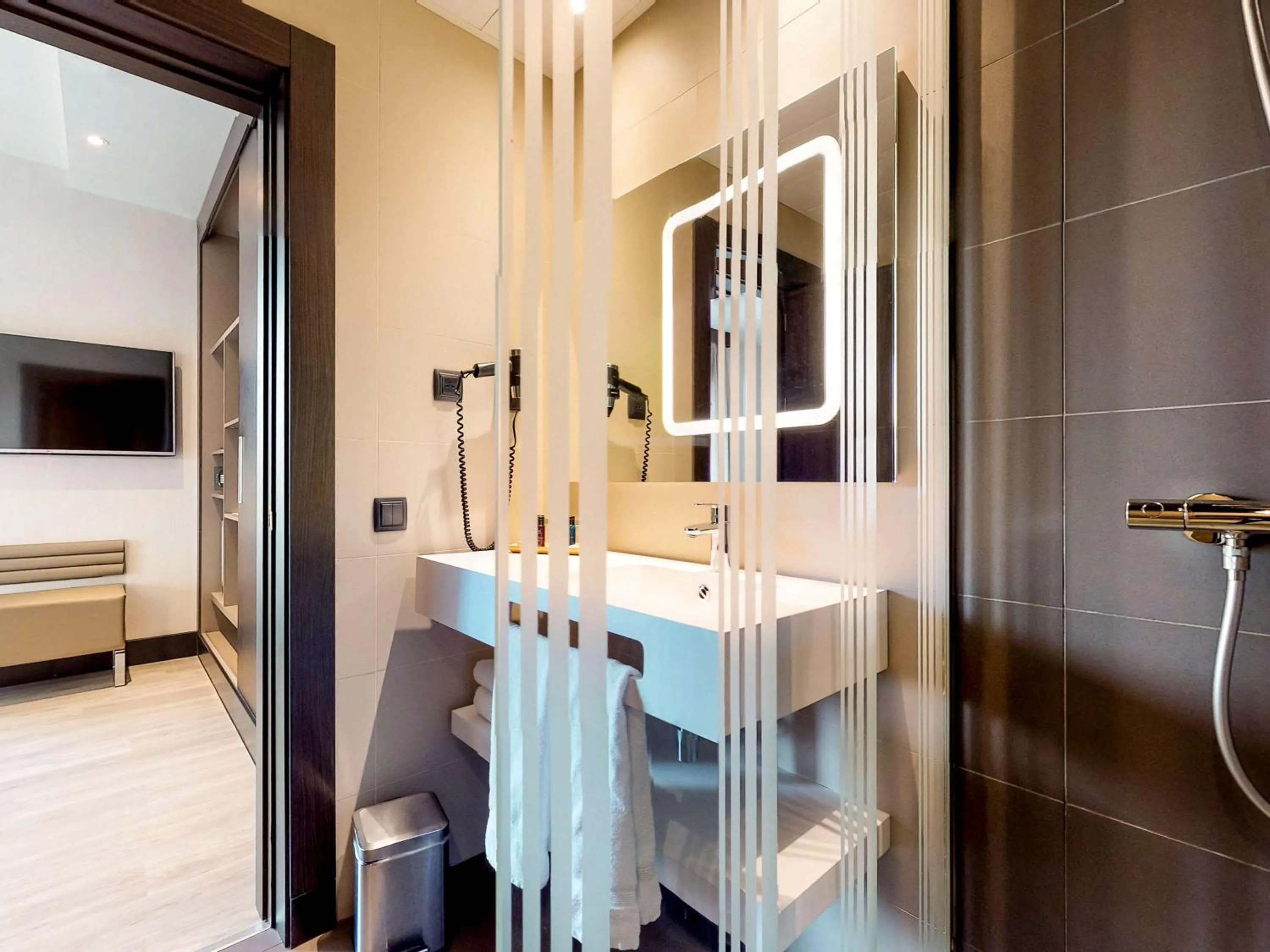 Shower in Novotel Madrid Center