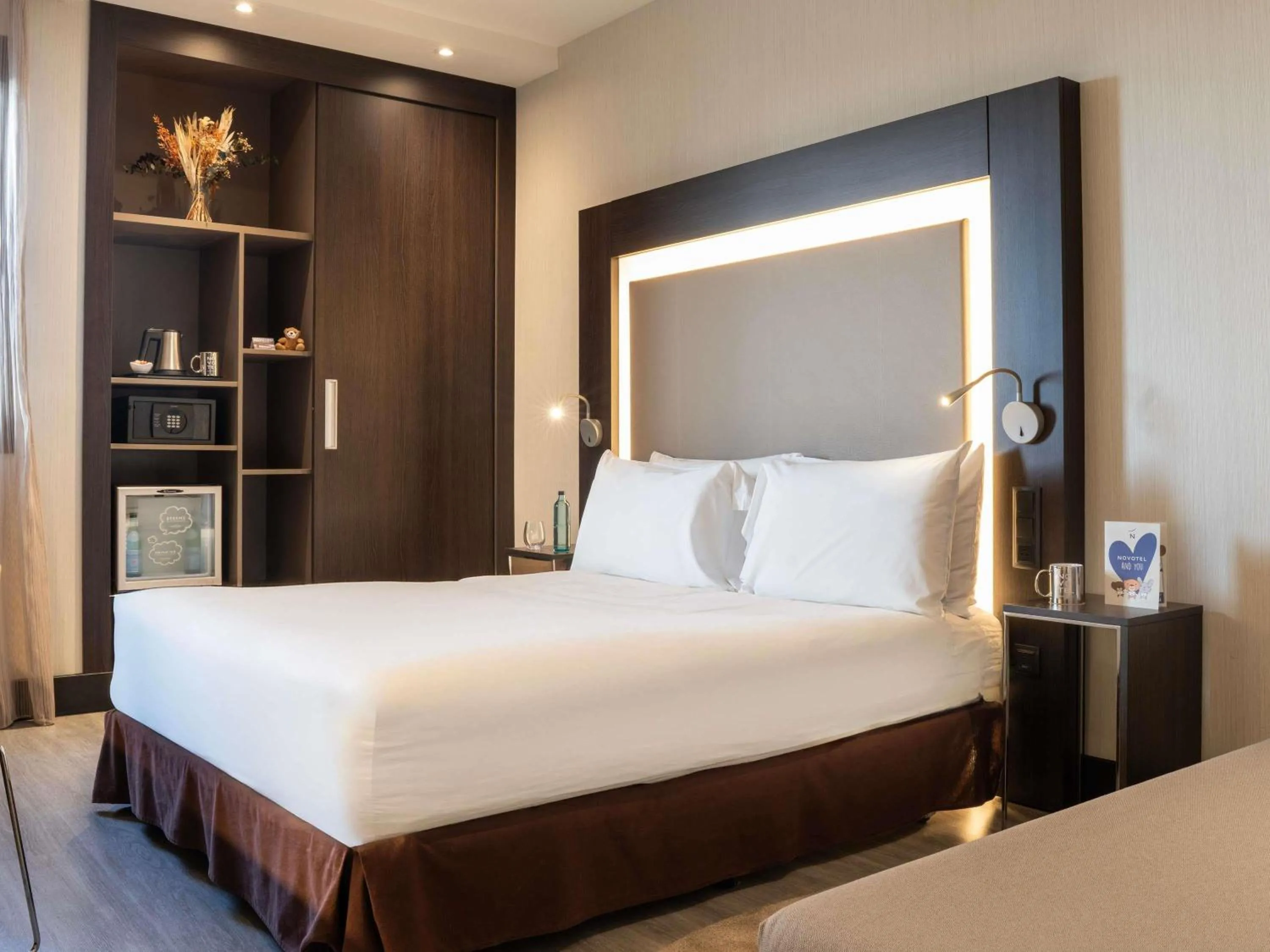 Property building, Bed in Novotel Madrid Center