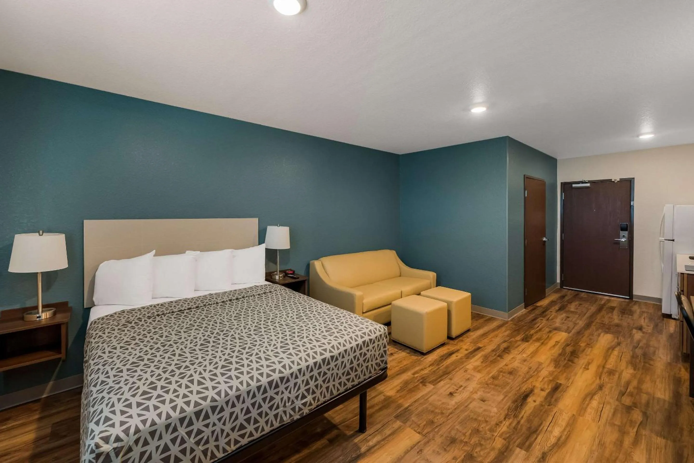 Bedroom, Bed in WoodSpring Suites West Palm Beach