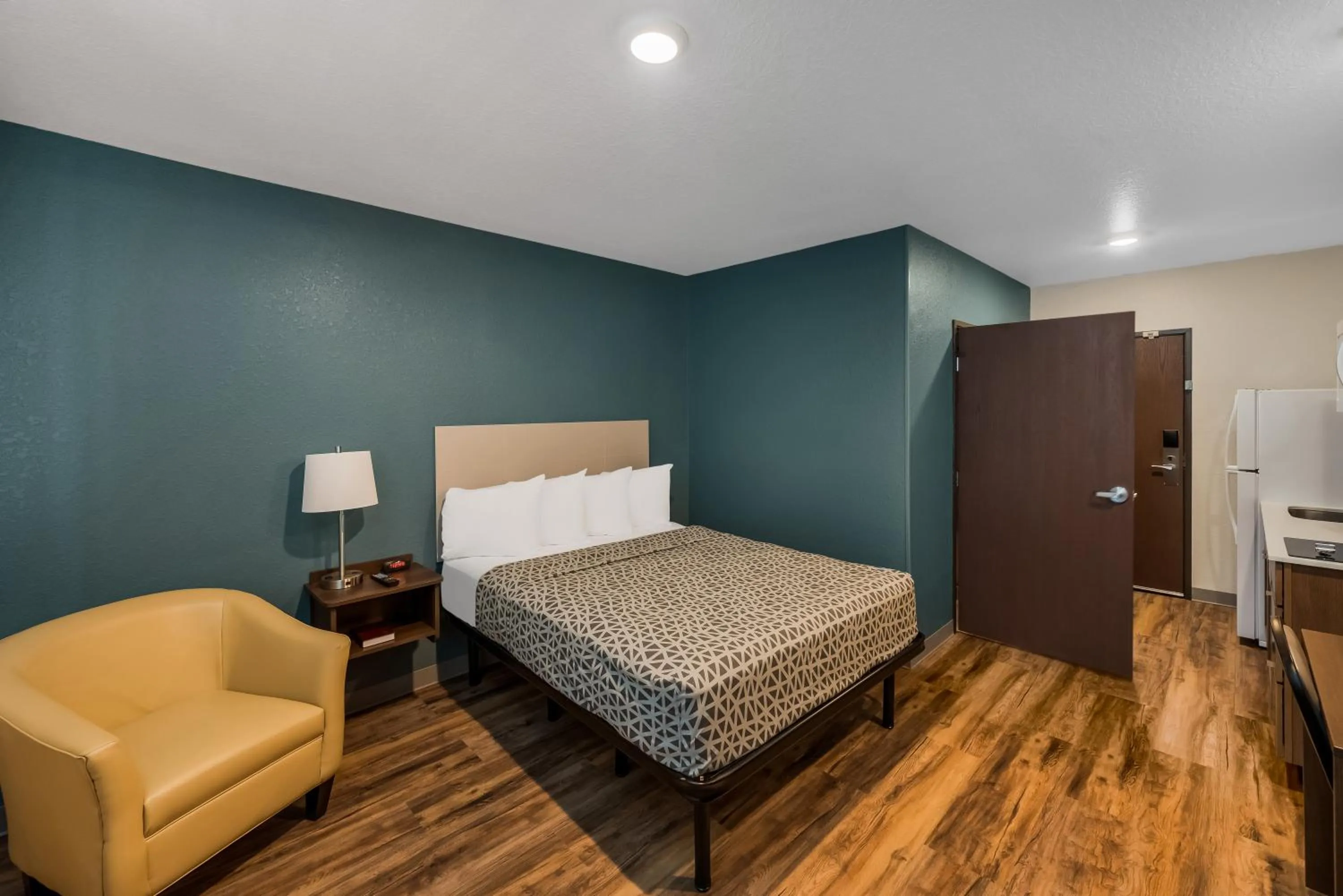 Bedroom, Bed in WoodSpring Suites West Palm Beach