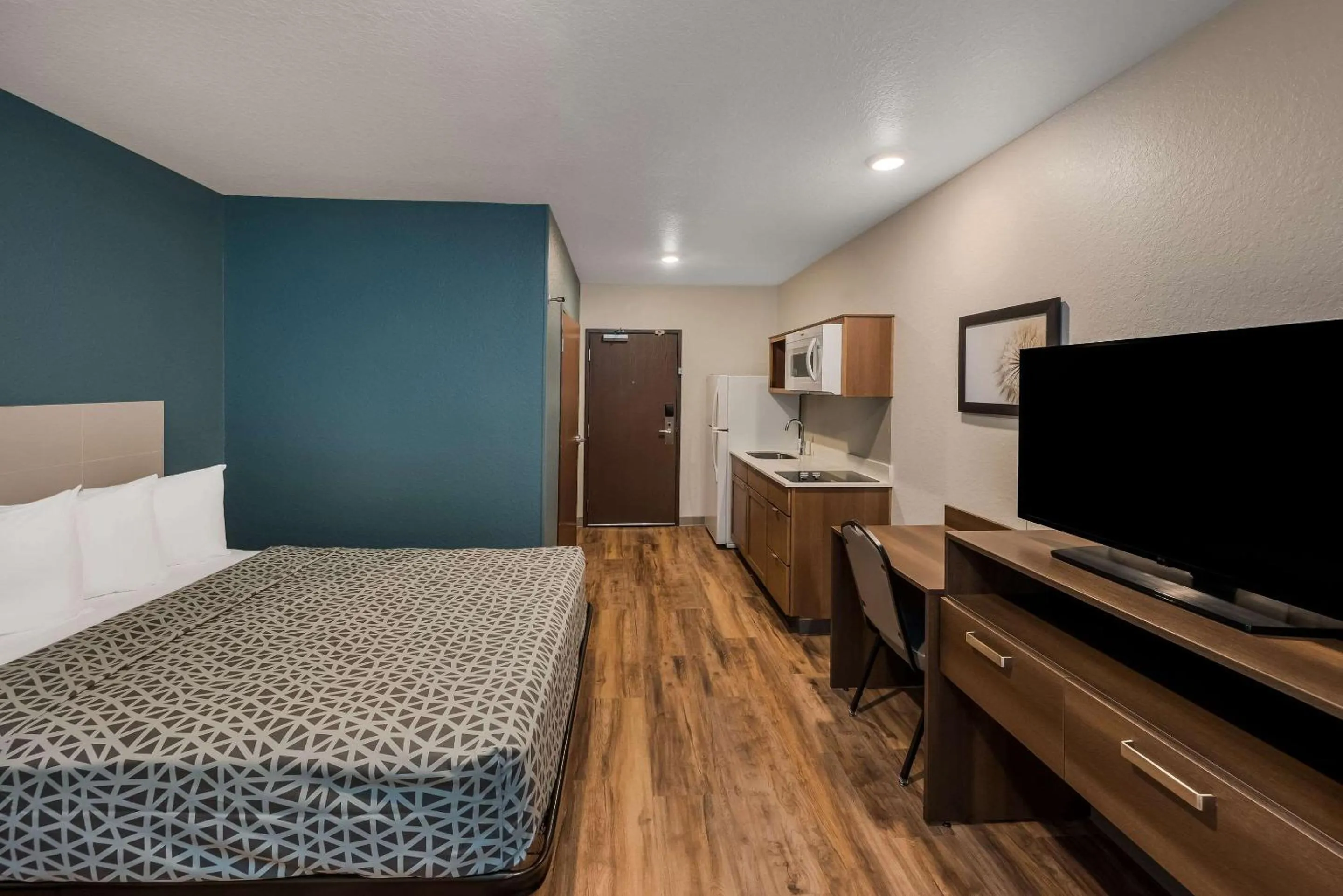 Bedroom, Bed in WoodSpring Suites West Palm Beach