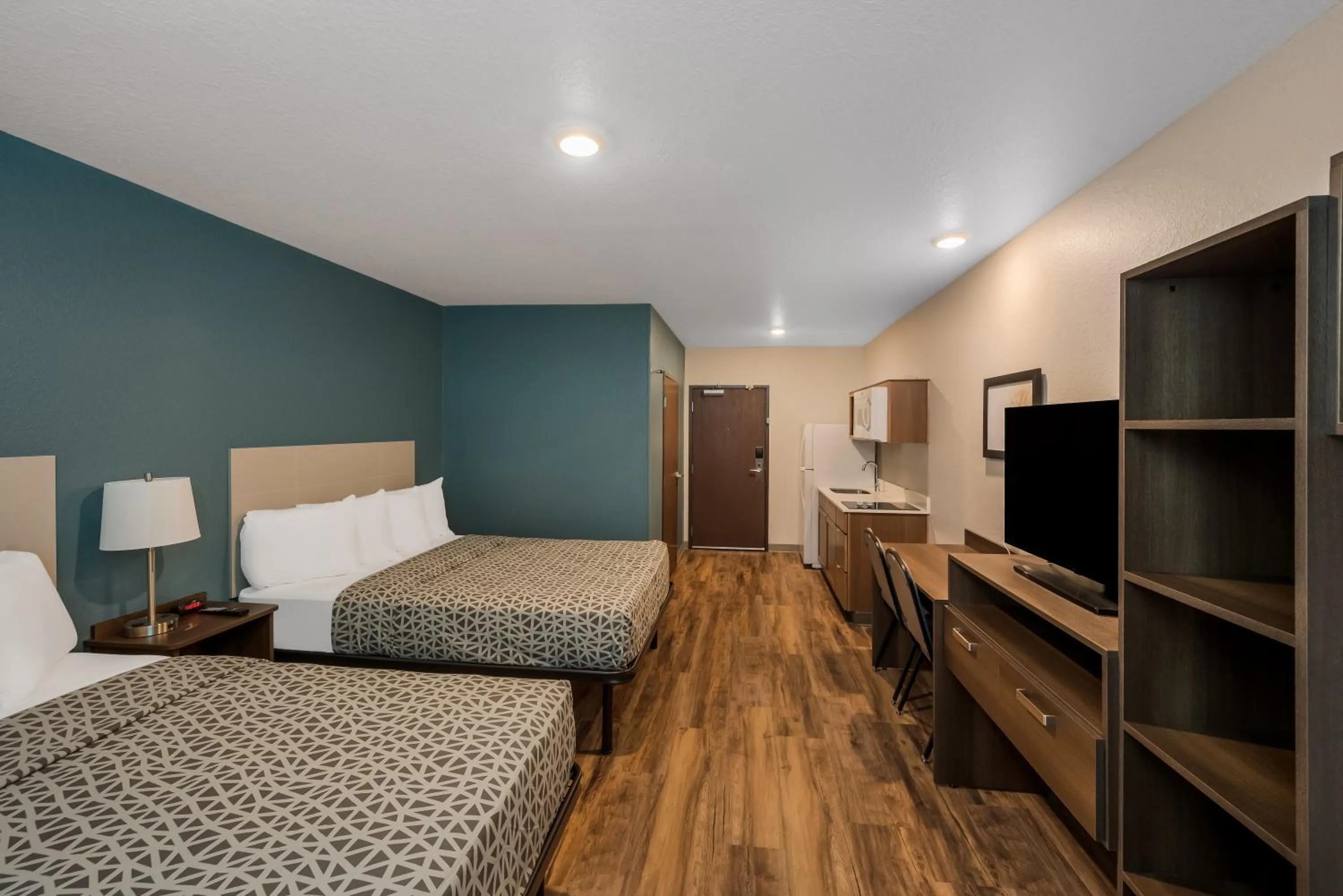 TV and multimedia, Bed in WoodSpring Suites West Palm Beach