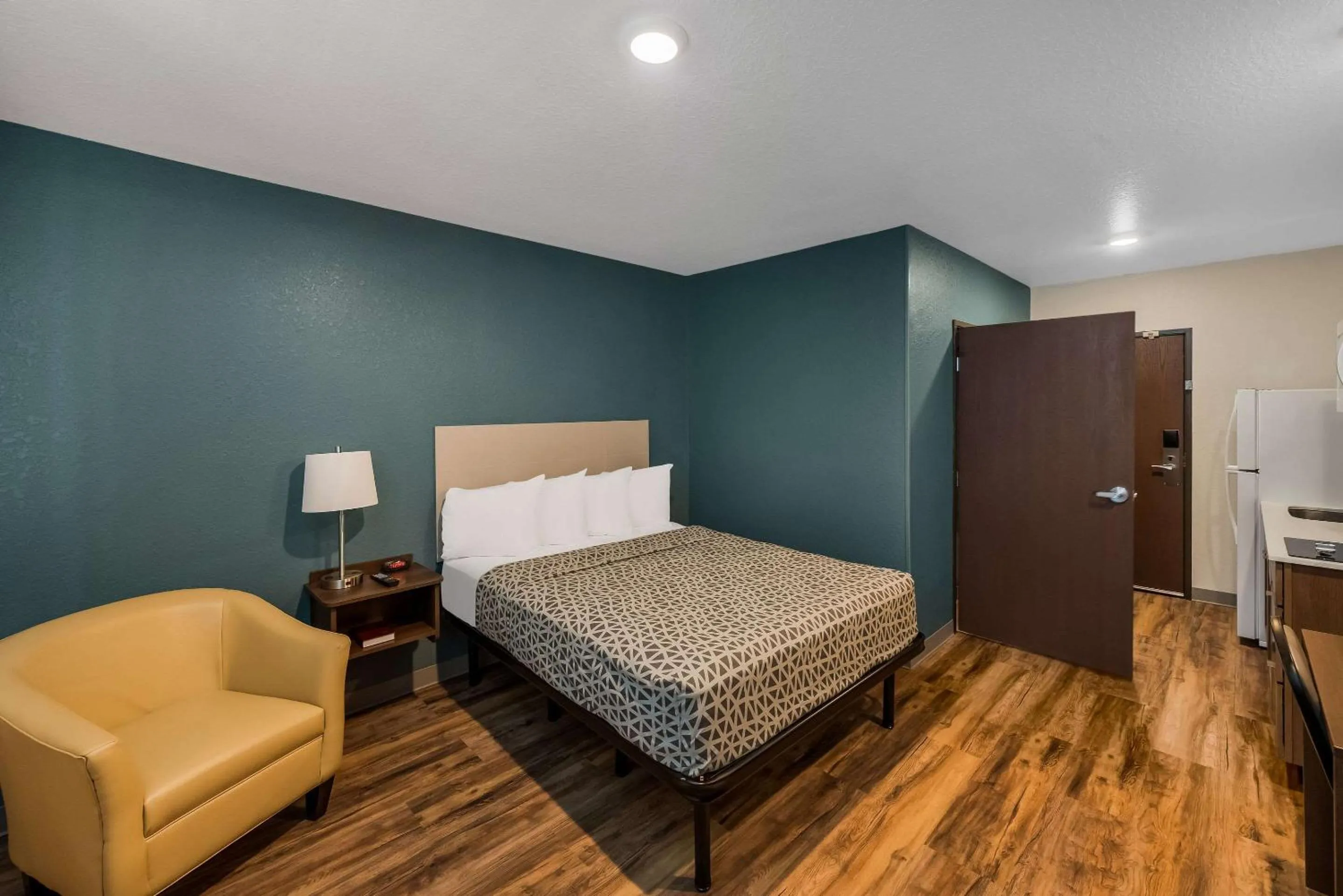 Bedroom, Bed in WoodSpring Suites West Palm Beach