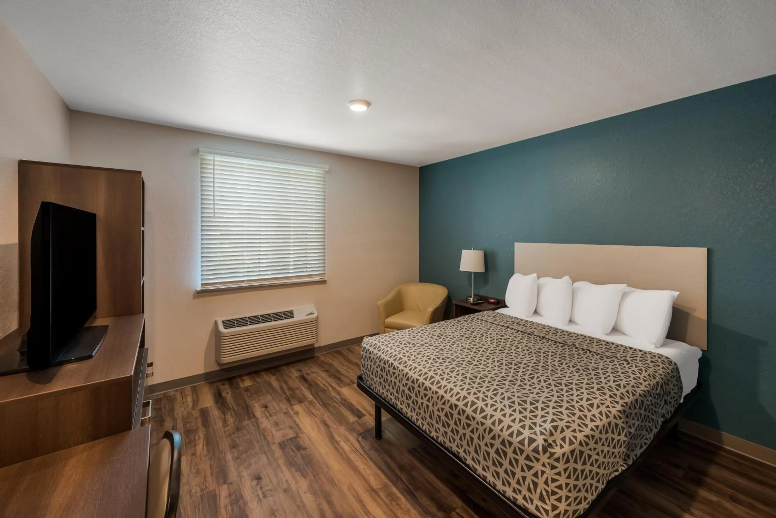Bedroom, Bed in WoodSpring Suites West Palm Beach