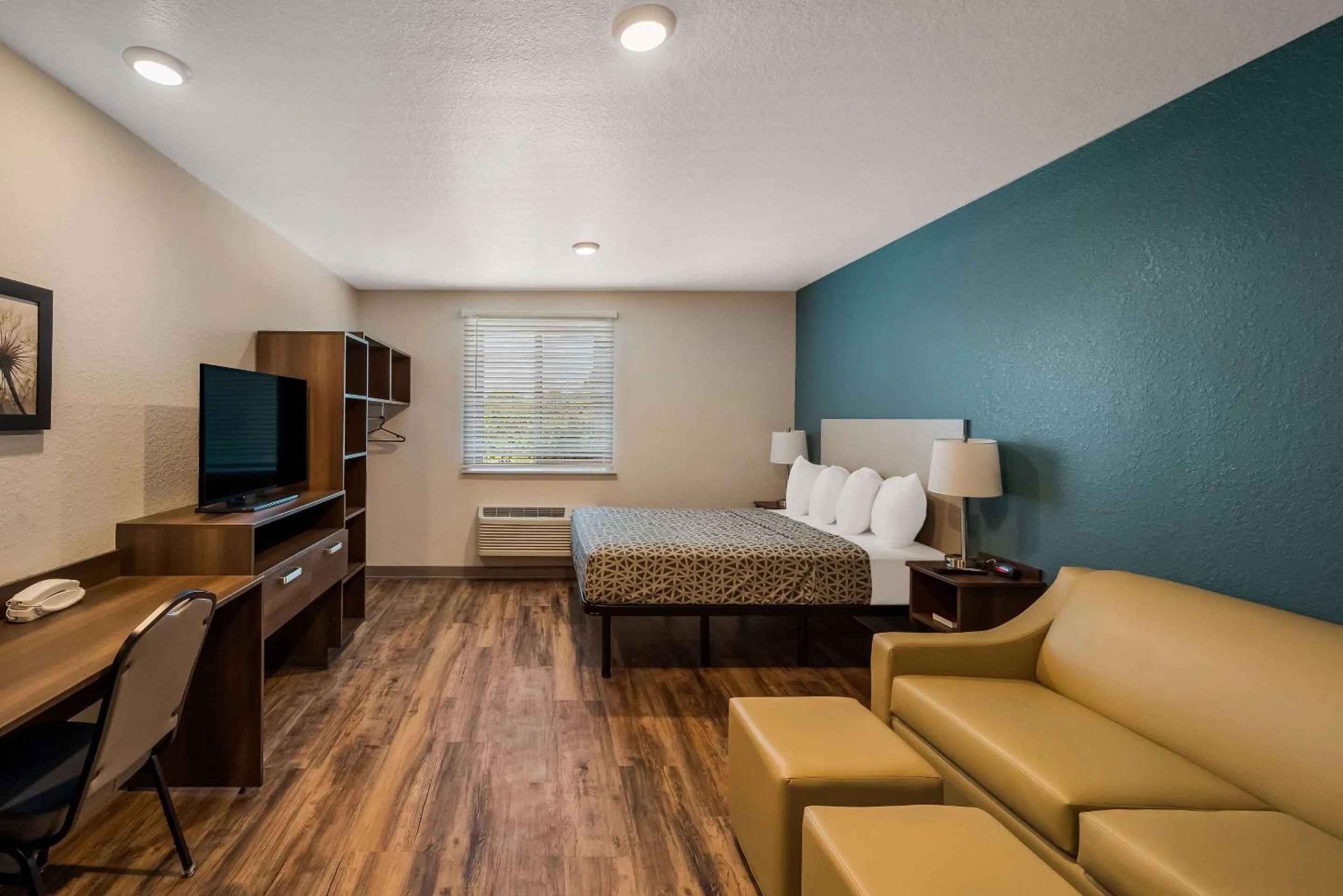 Bedroom, Bed in WoodSpring Suites West Palm Beach