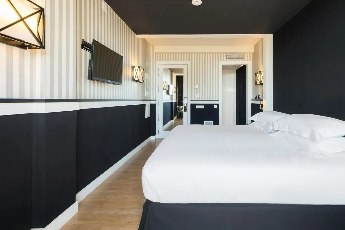 Photo of the whole room, Bed in Europark