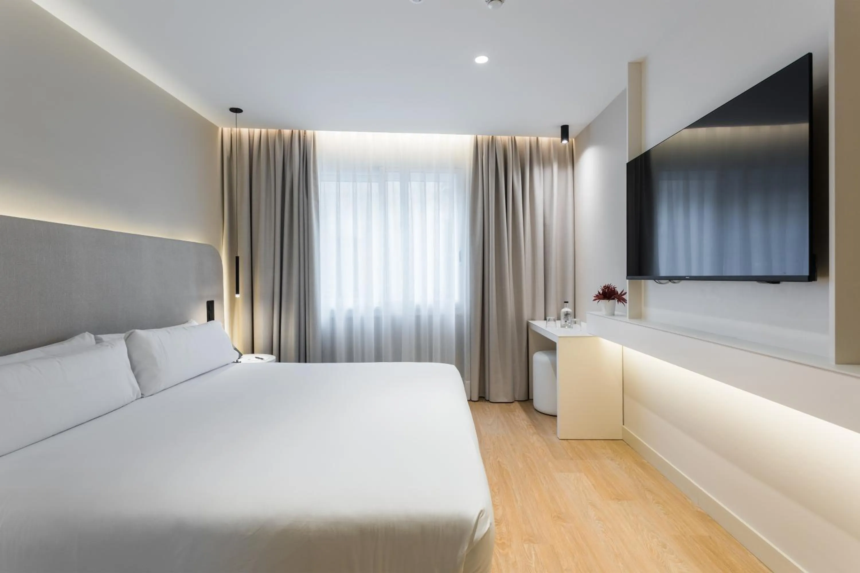 Photo of the whole room, Bed in Royal Ramblas