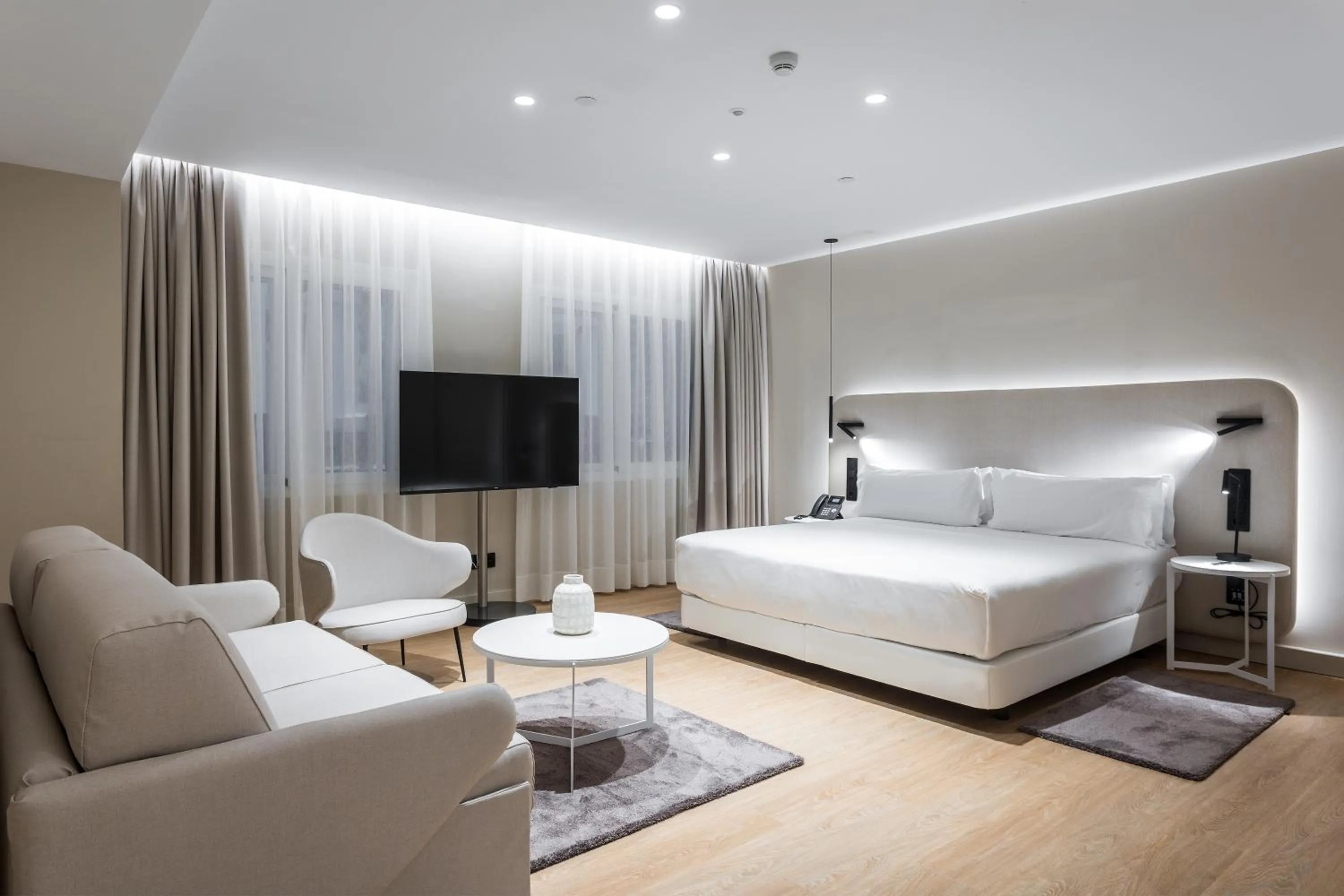 Photo of the whole room, Bed in Royal Ramblas