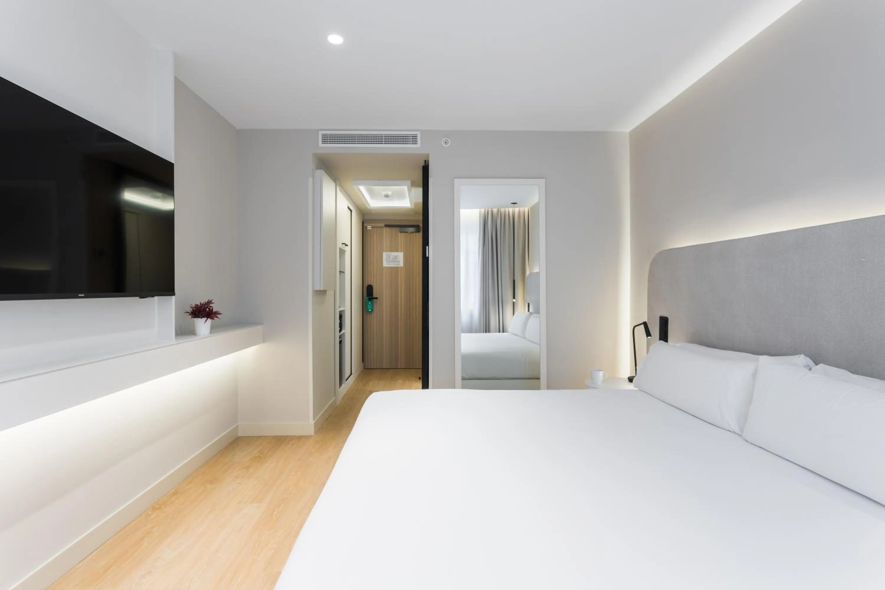 Photo of the whole room, Bed in Royal Ramblas