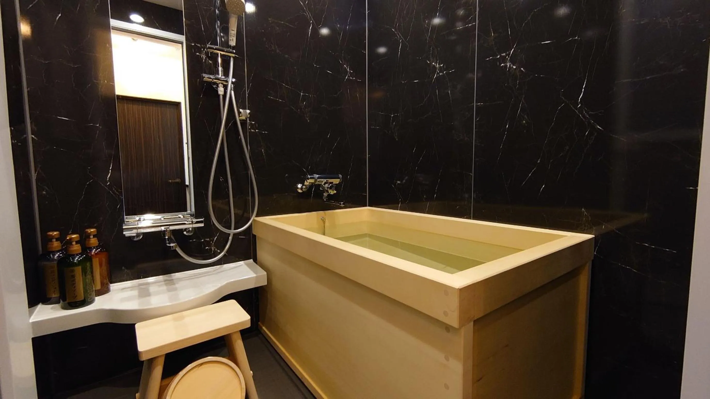 Shower in KOUBOUNOYU HONTEN