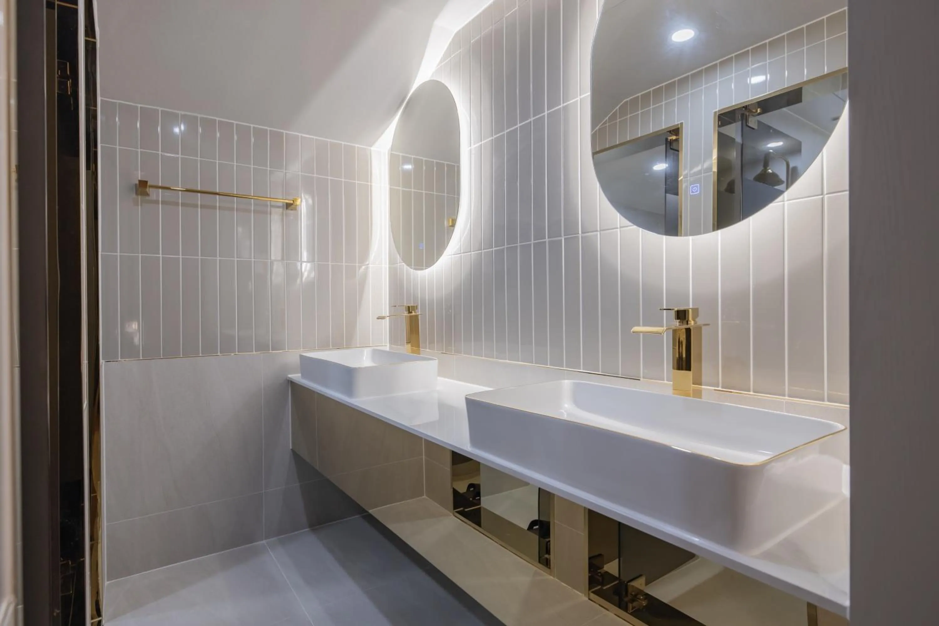 Shower in Denbasta Hotel Heritage