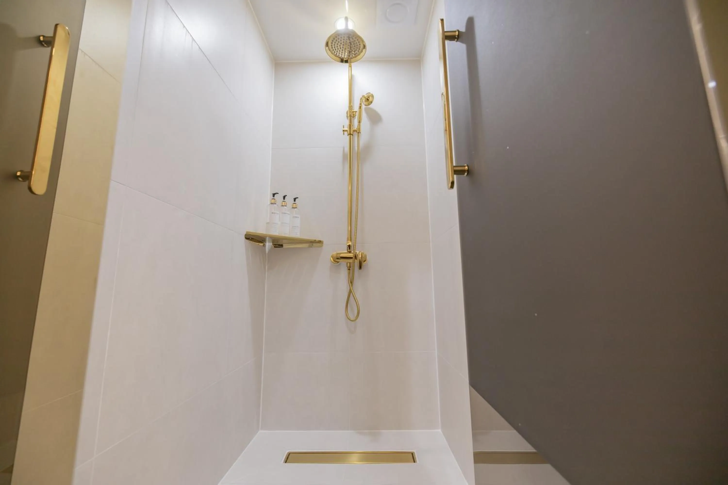 Shower in Denbasta Hotel Heritage