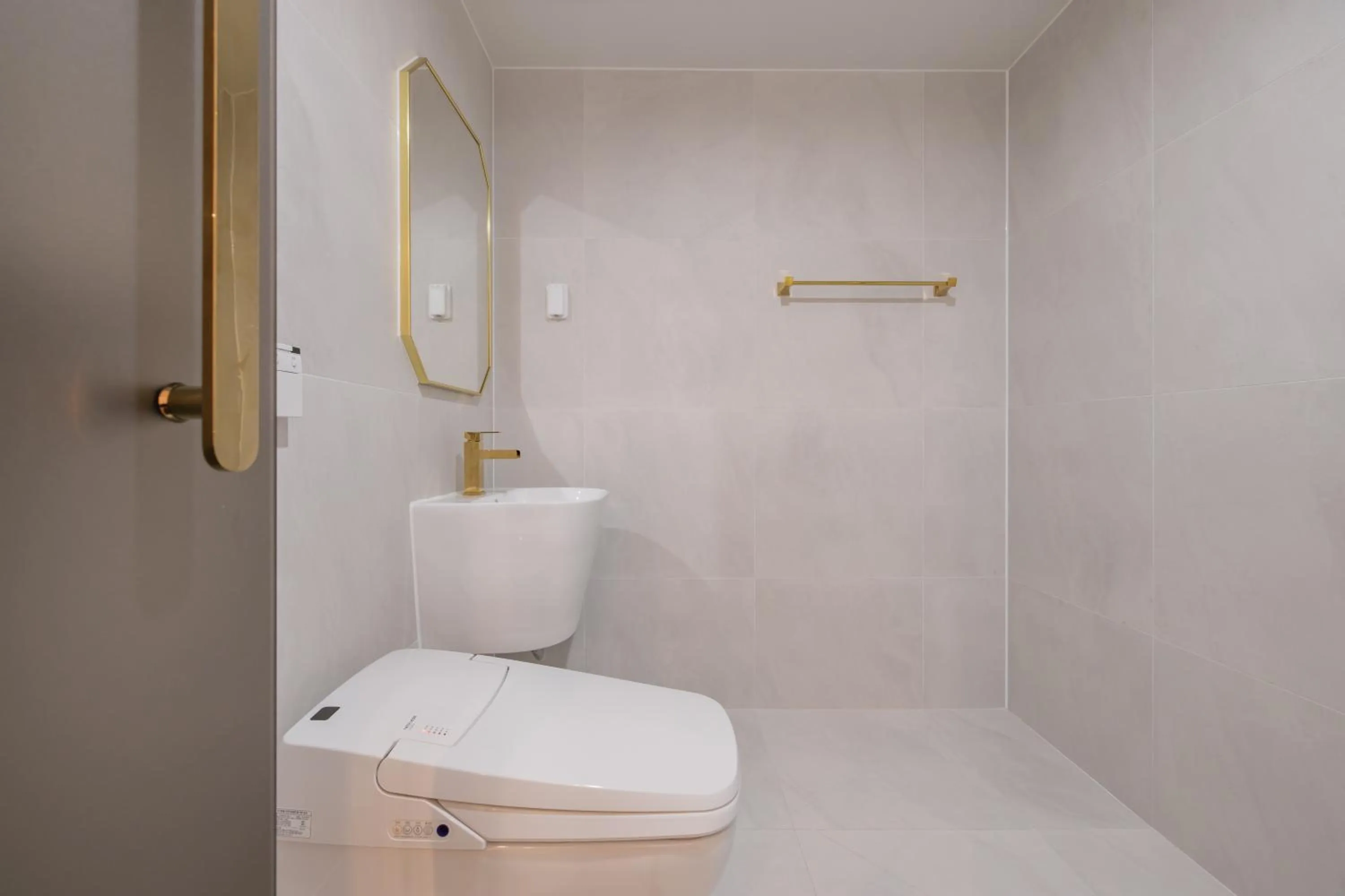 Shower in Denbasta Hotel Heritage