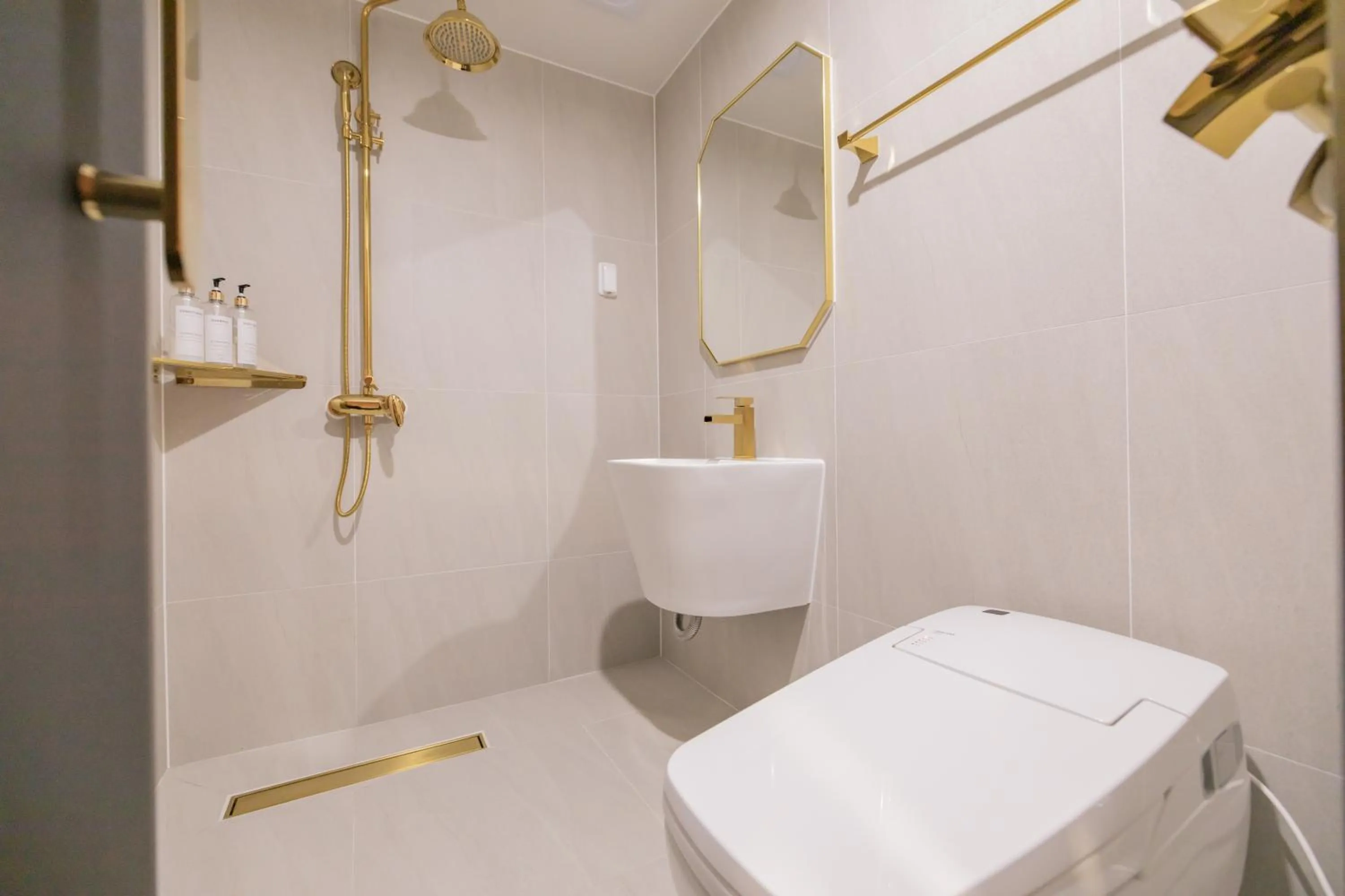 Shower in Denbasta Hotel Heritage