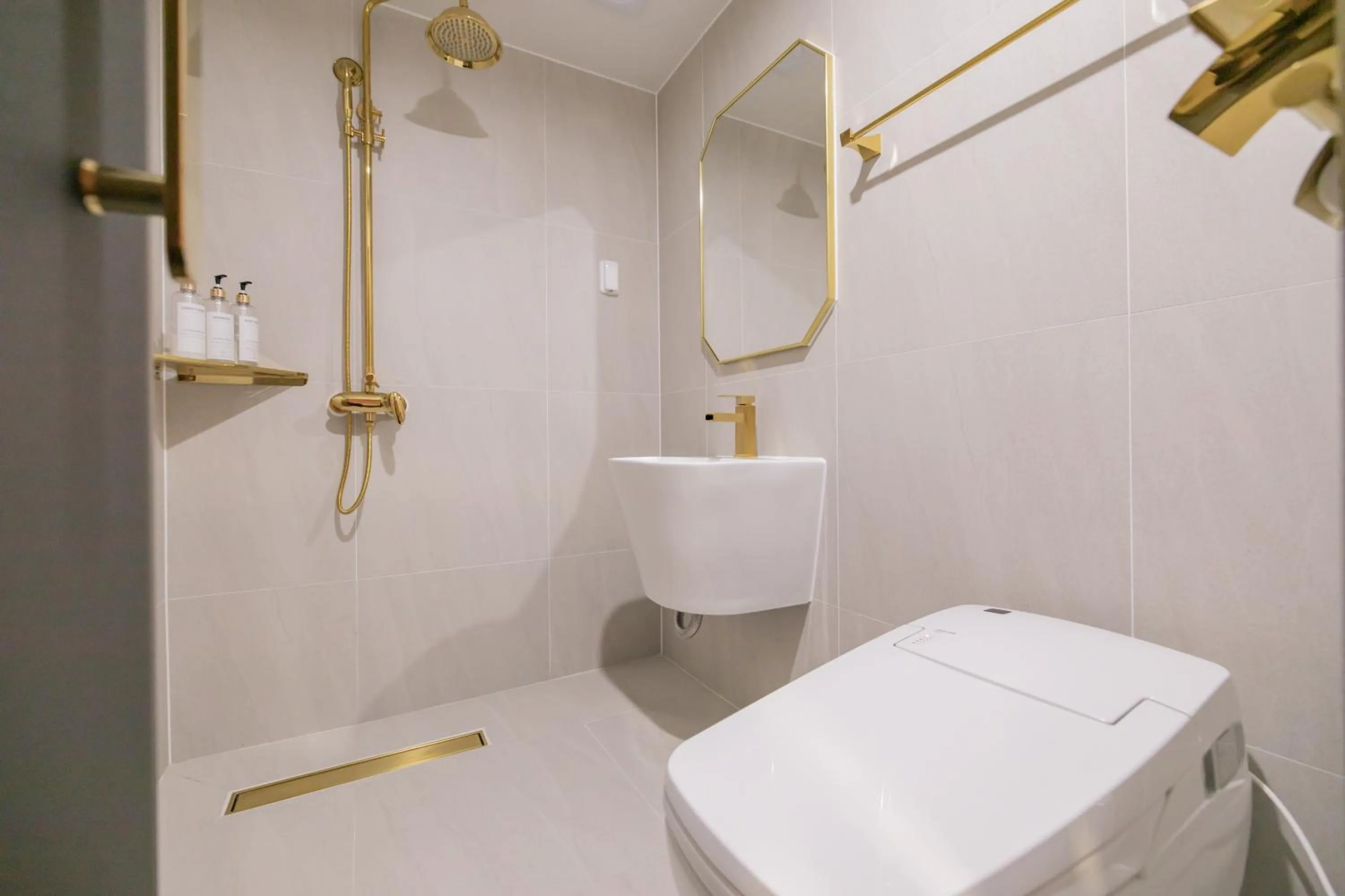 Shower in Denbasta Hotel Heritage