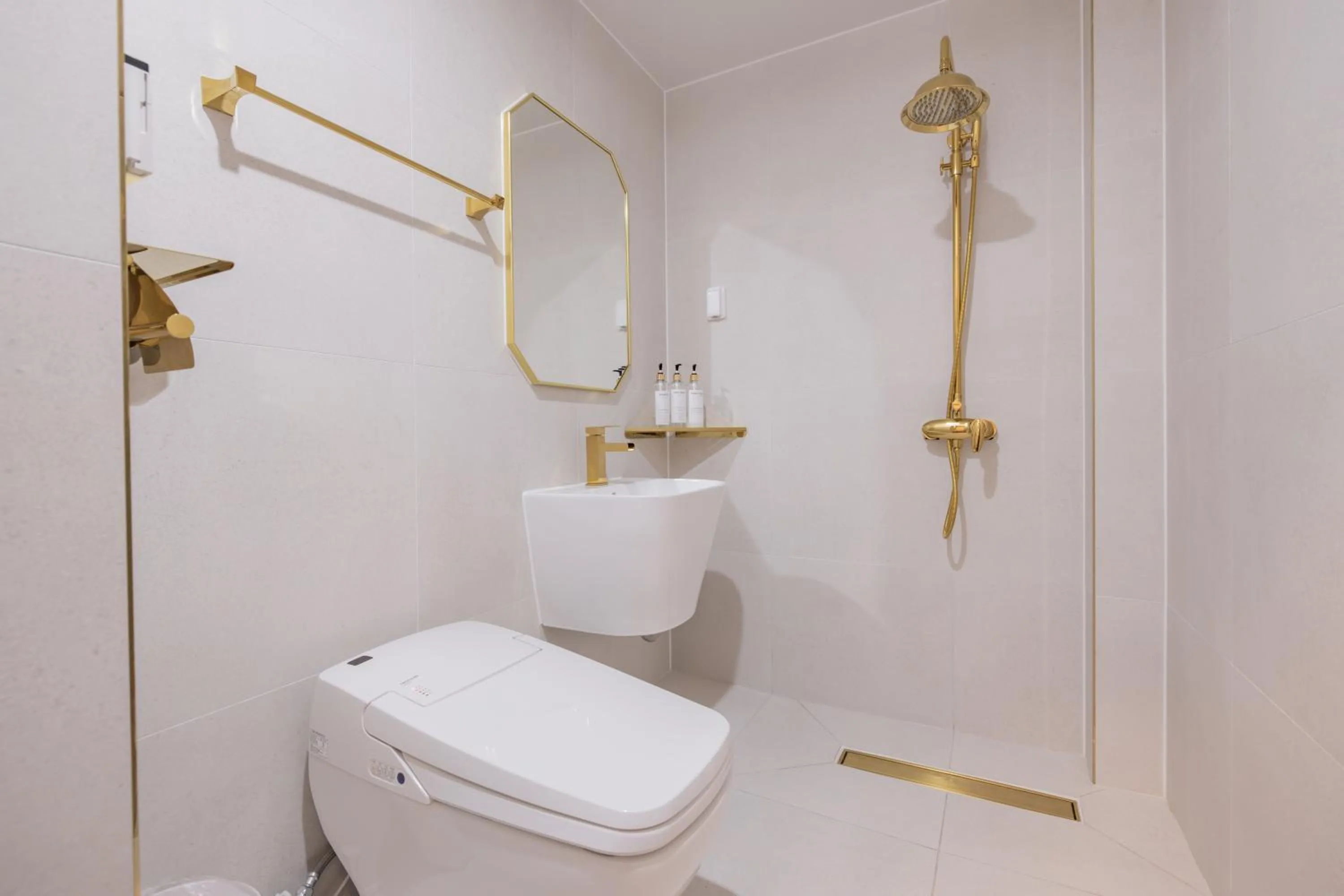 Shower in Denbasta Hotel Heritage