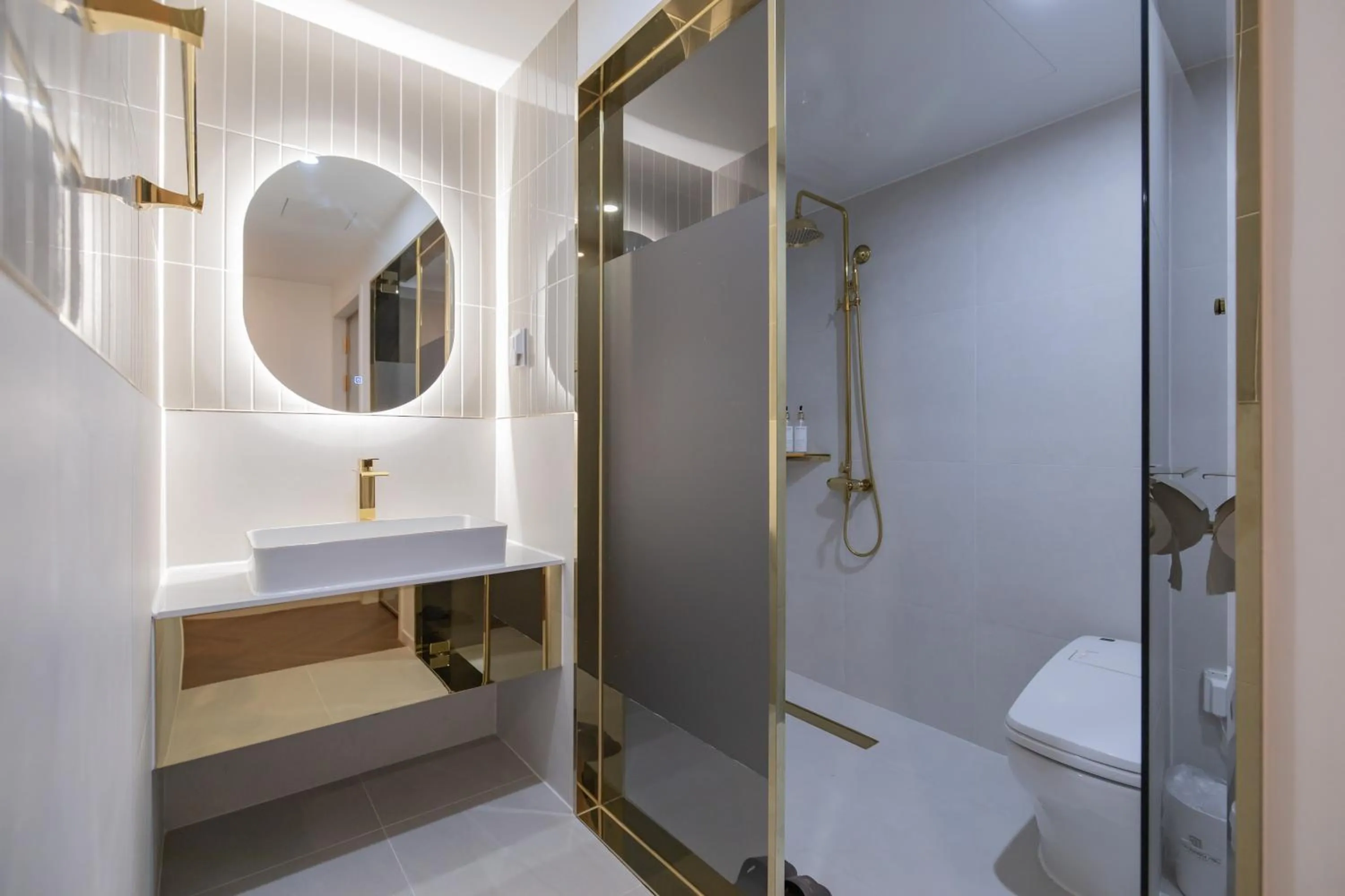 Shower in Denbasta Hotel Heritage