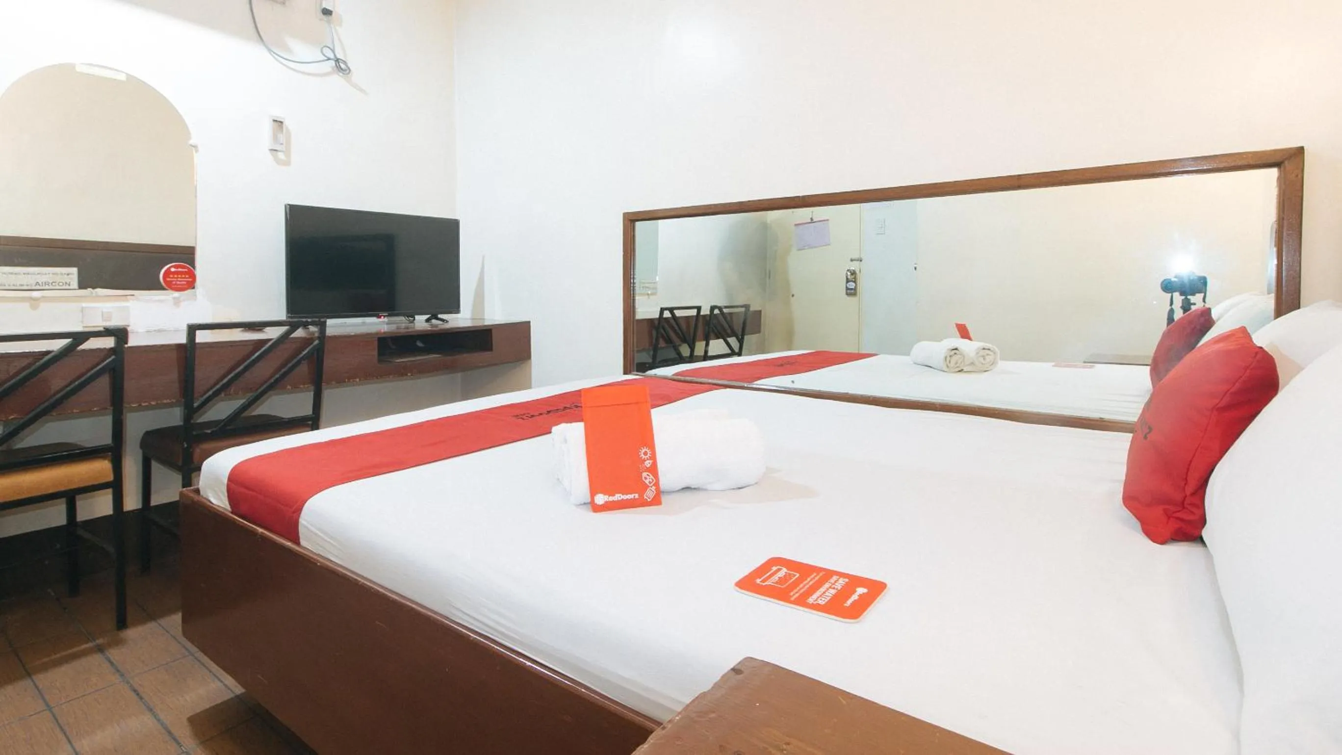 Bed in RedDoorz @ Riches Holiday Hotel Avenida