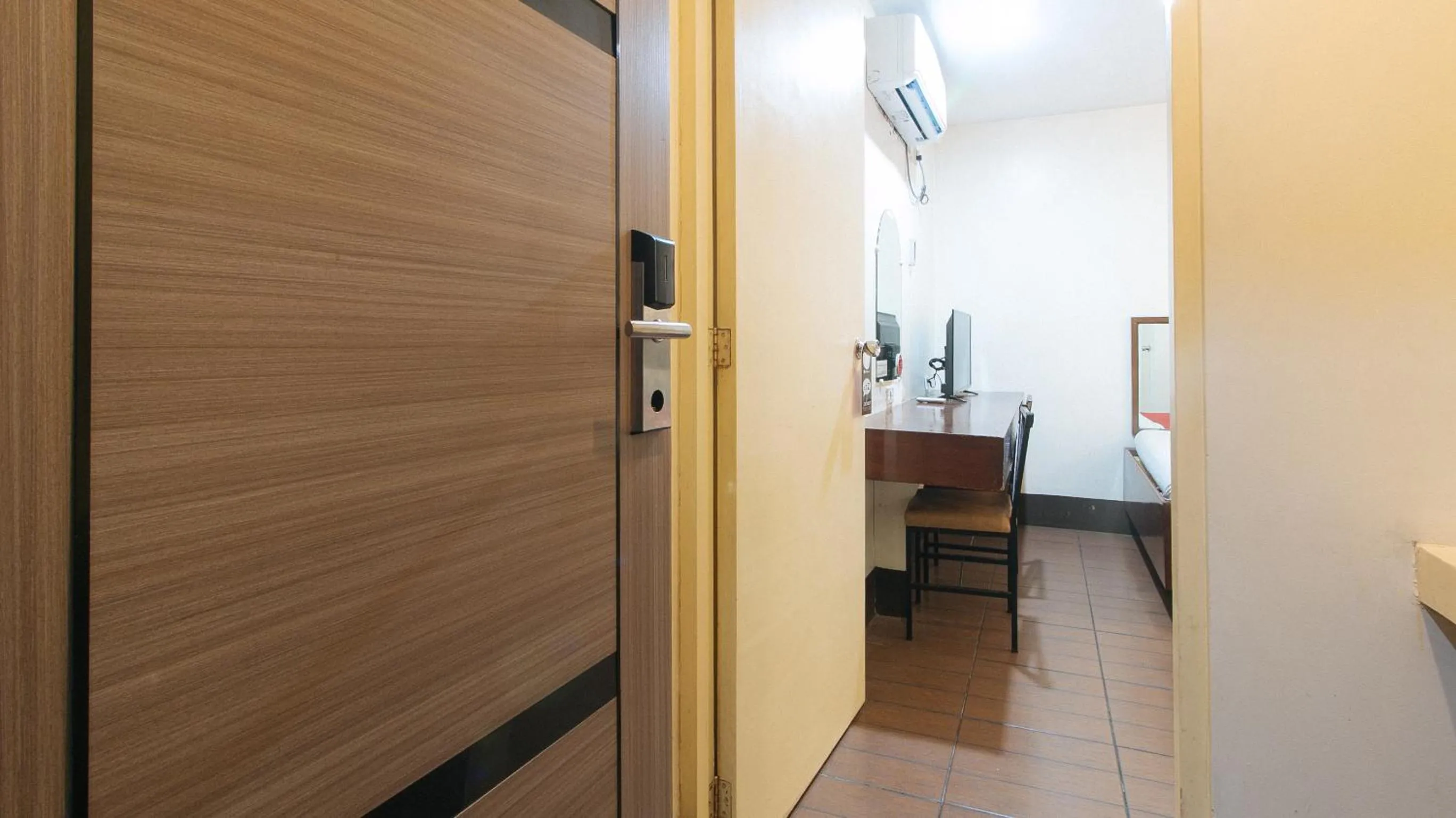 Bed in RedDoorz @ Riches Holiday Hotel Avenida