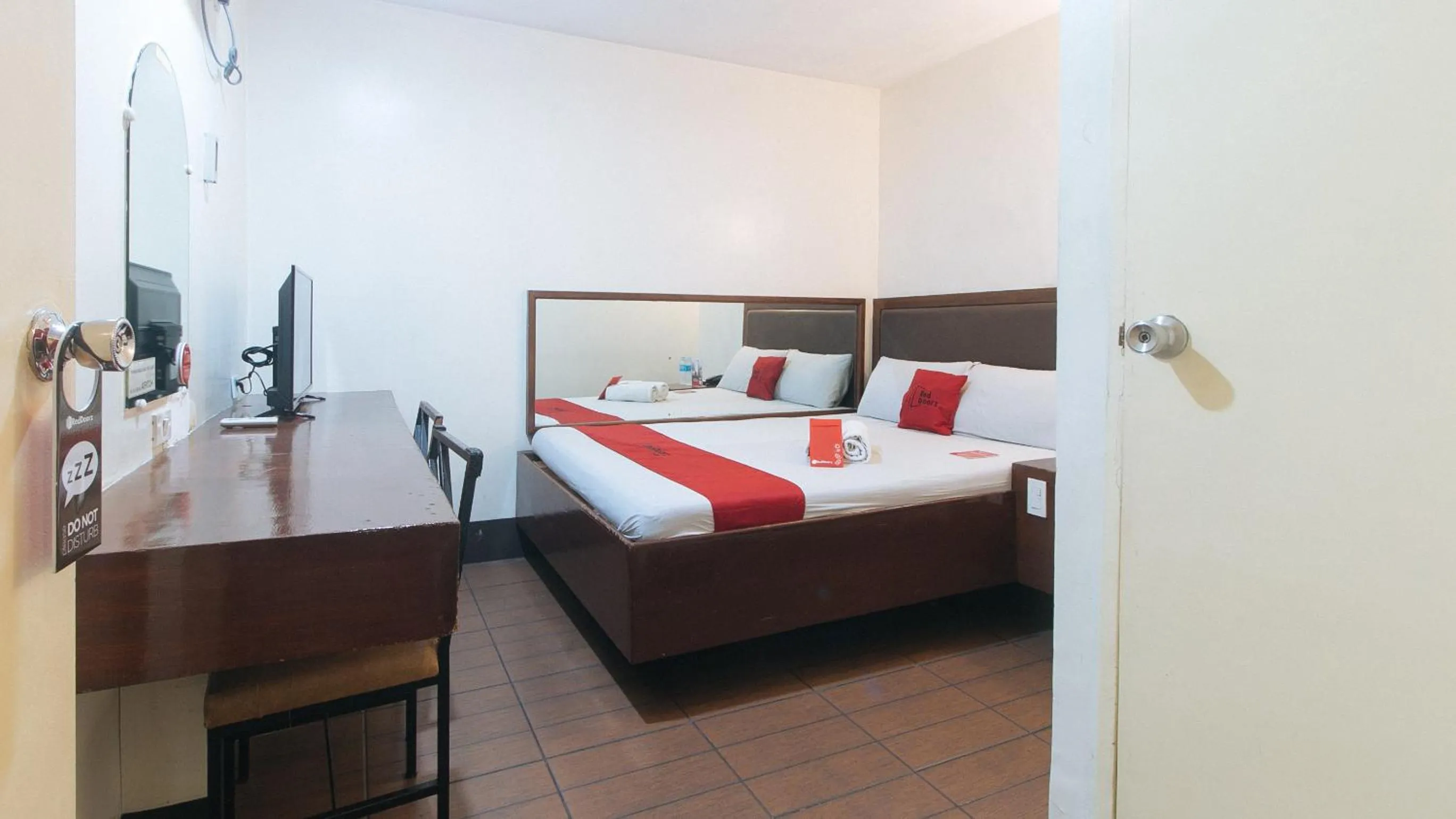 Bed in RedDoorz @ Riches Holiday Hotel Avenida