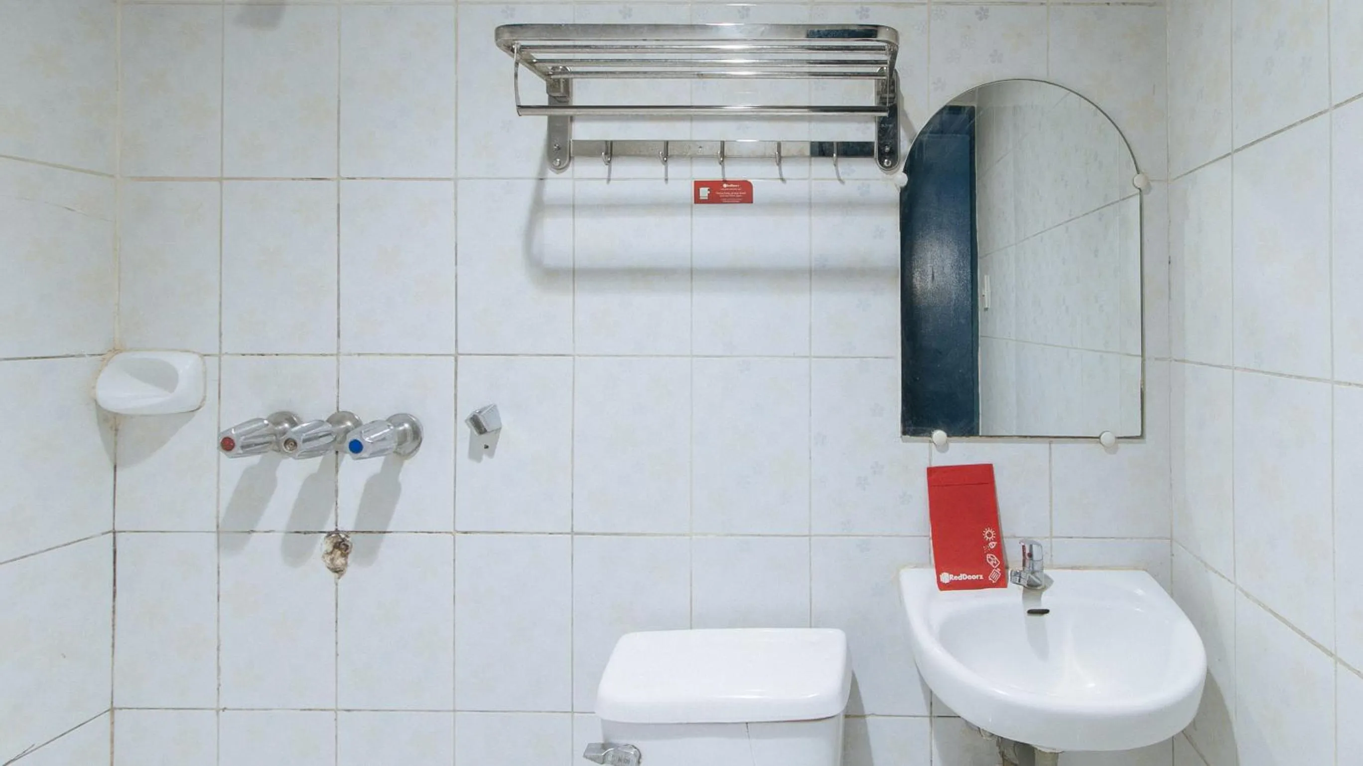 Shower in RedDoorz @ Riches Holiday Hotel Avenida