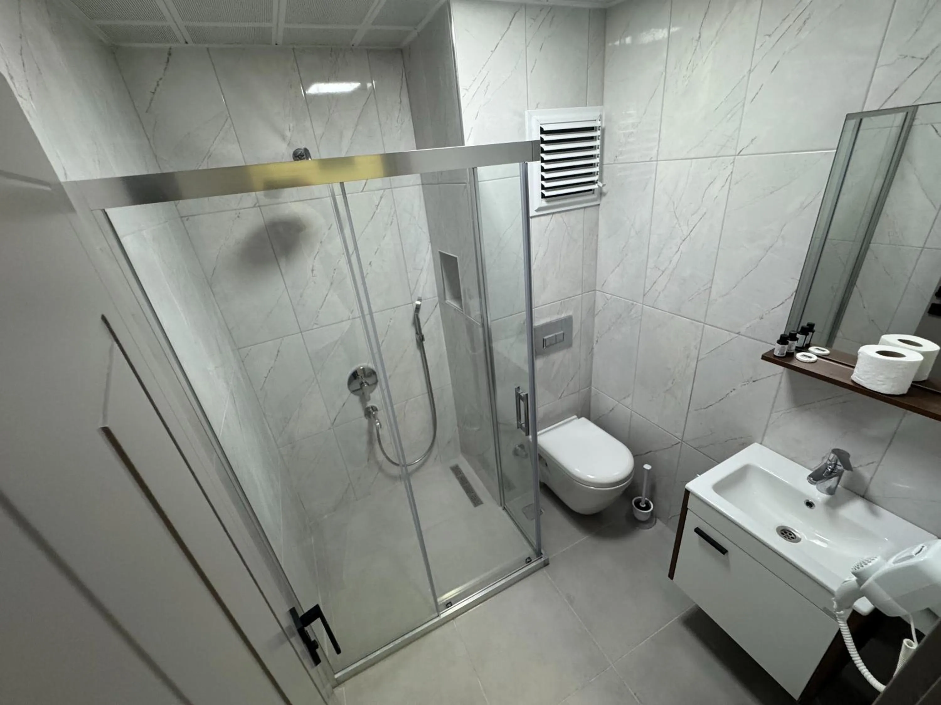 Shower in Elit Otel