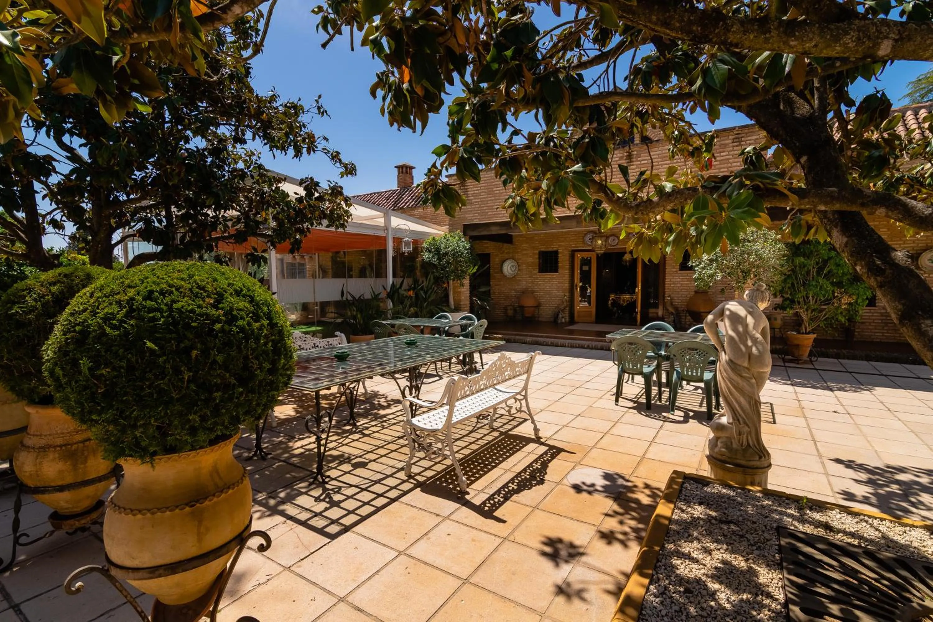 Property building in Hotel Riad Arruzafa